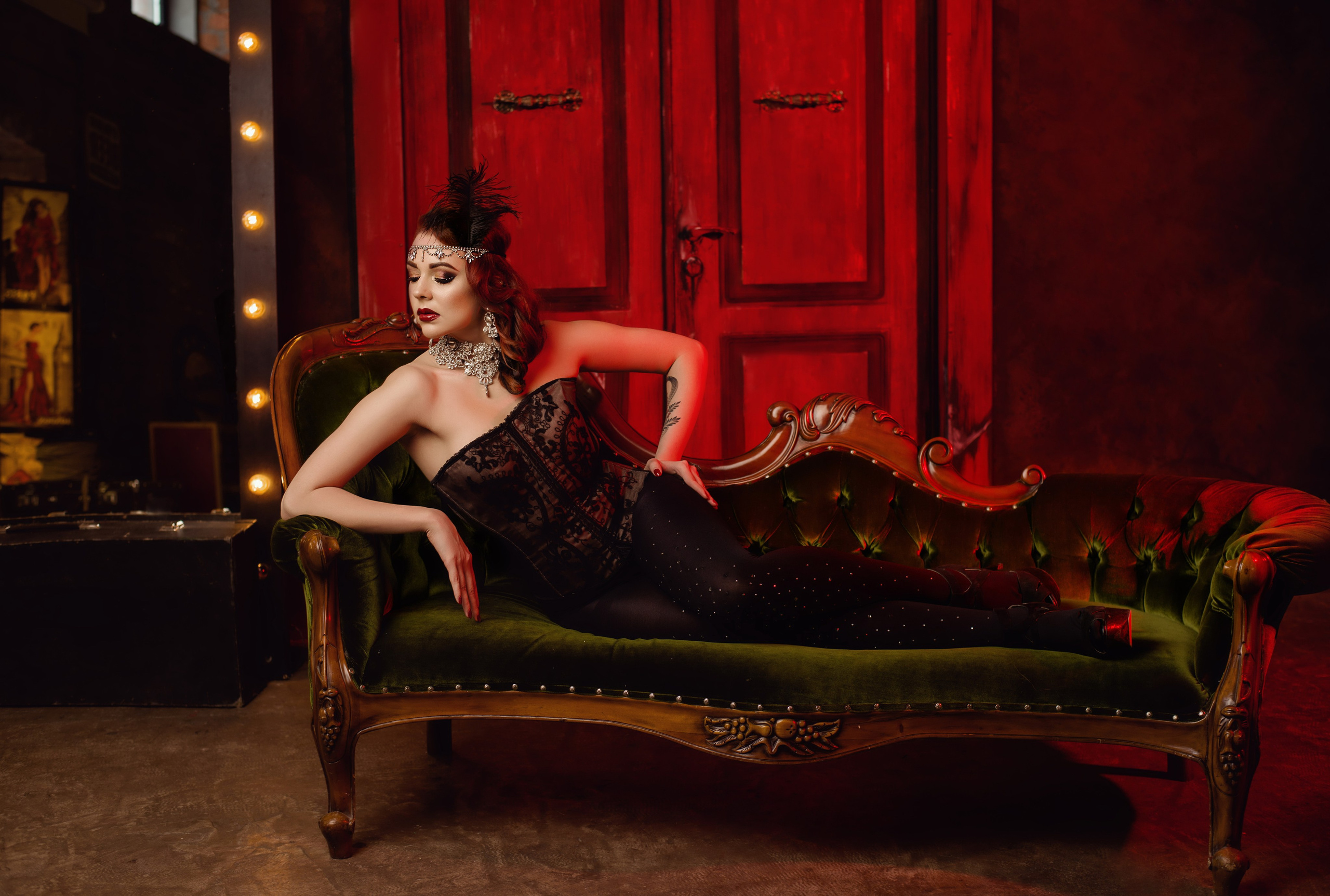 Костюмированная фотосессия девушки в стиле мулен руж, кабаре на красном фоне в корсете