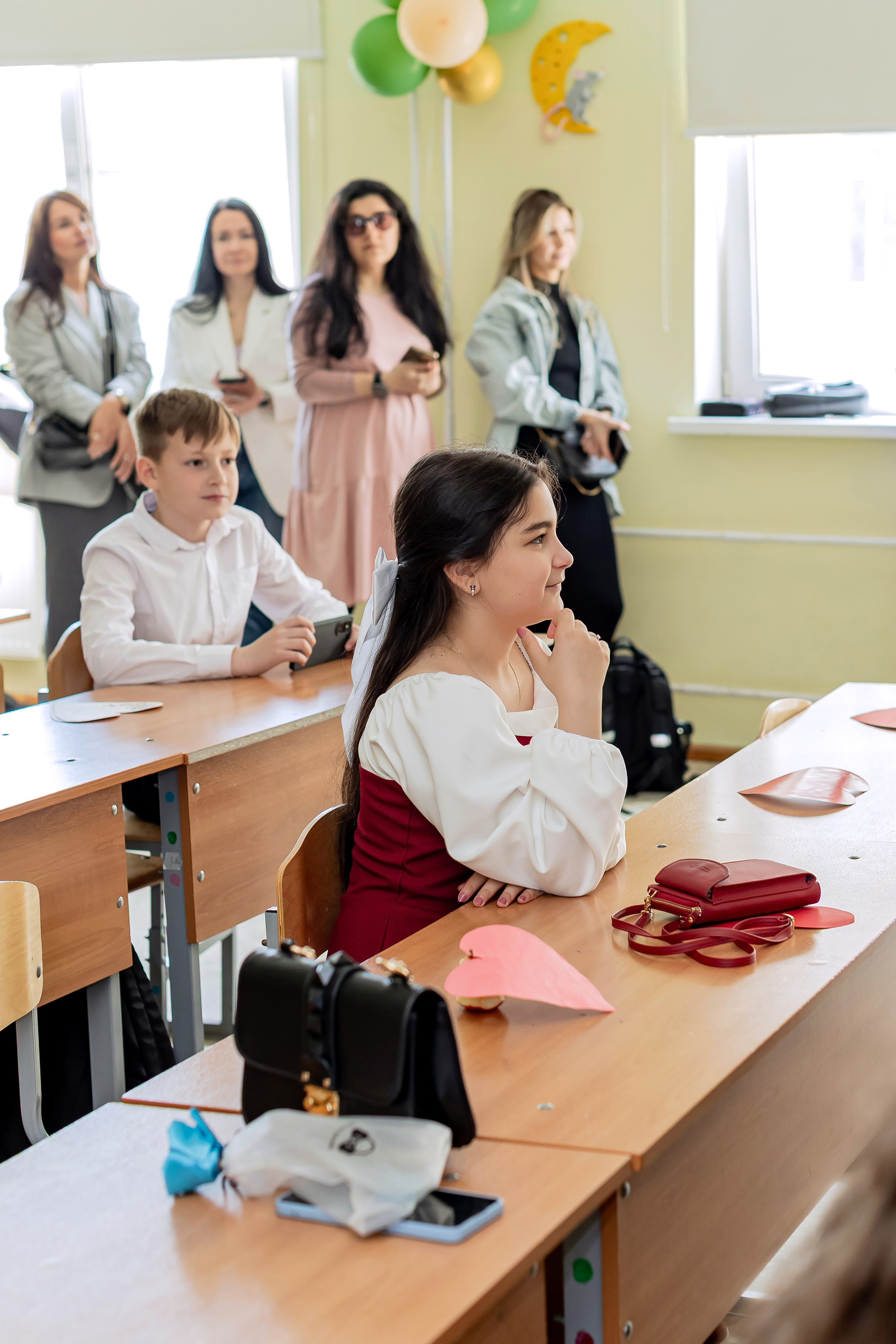 Выпускной в начальной школе в классе. Фотограф и видеограф Москва. Свадебный фотограф, видеограф. Выпускные альбомы. Оживающие альбомы