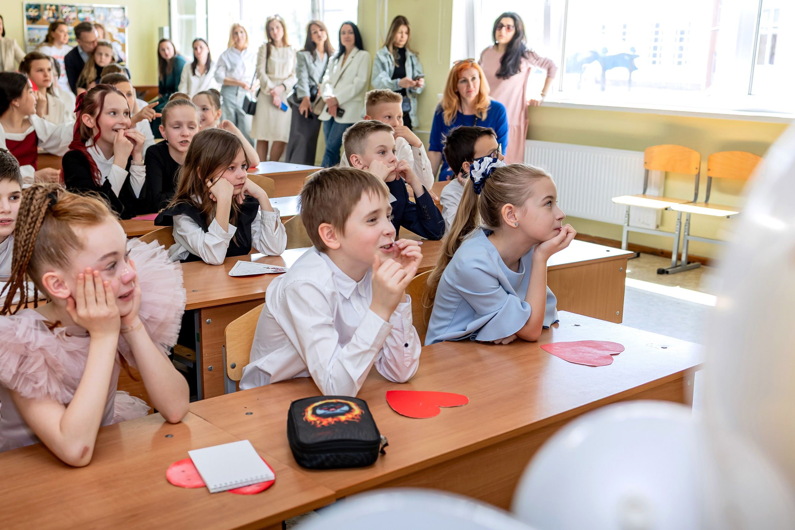 Выпускной в начальной школе в классе. Фотограф и видеограф Москва. Свадебный фотограф, видеограф. Выпускные альбомы. Оживающие альбомы