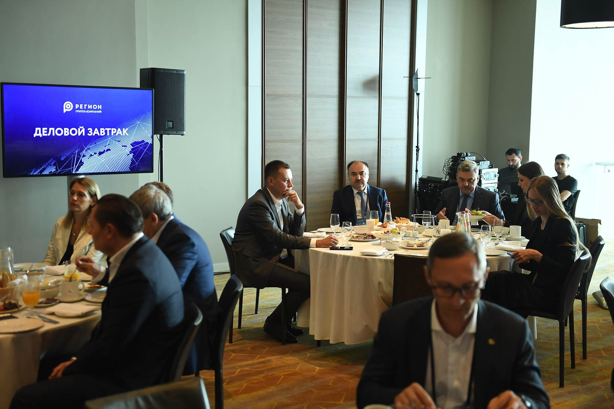 Участники Банковского форума во время делового обеда в городе Сочи ожидают делового обеда. Съемка для Промсвязьбанка в 2023 году.