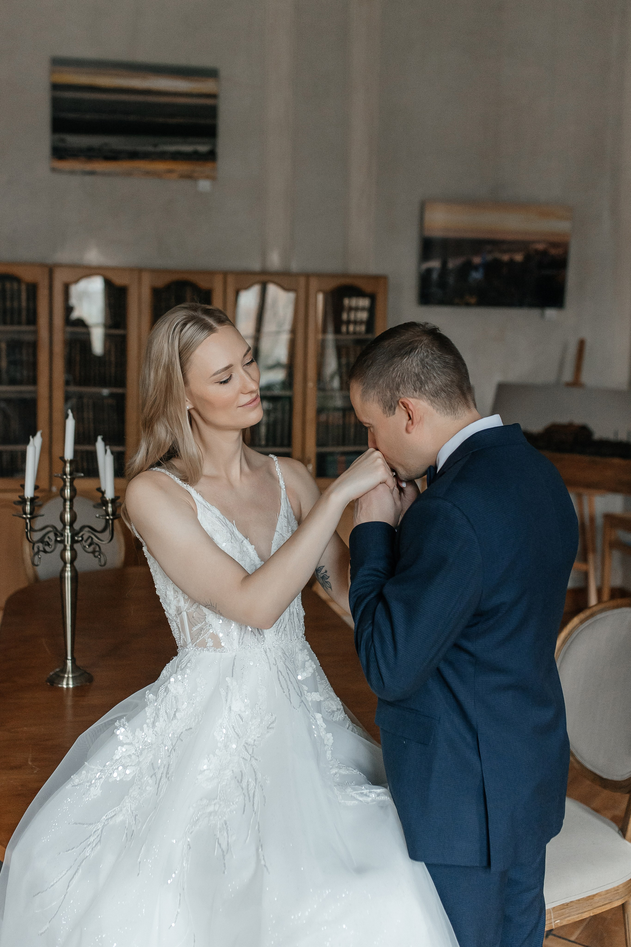 Свадебная фотосессия в библиотеке читальне Пушкина. Свадебный фотограф в Москве Дарья Олендарёва