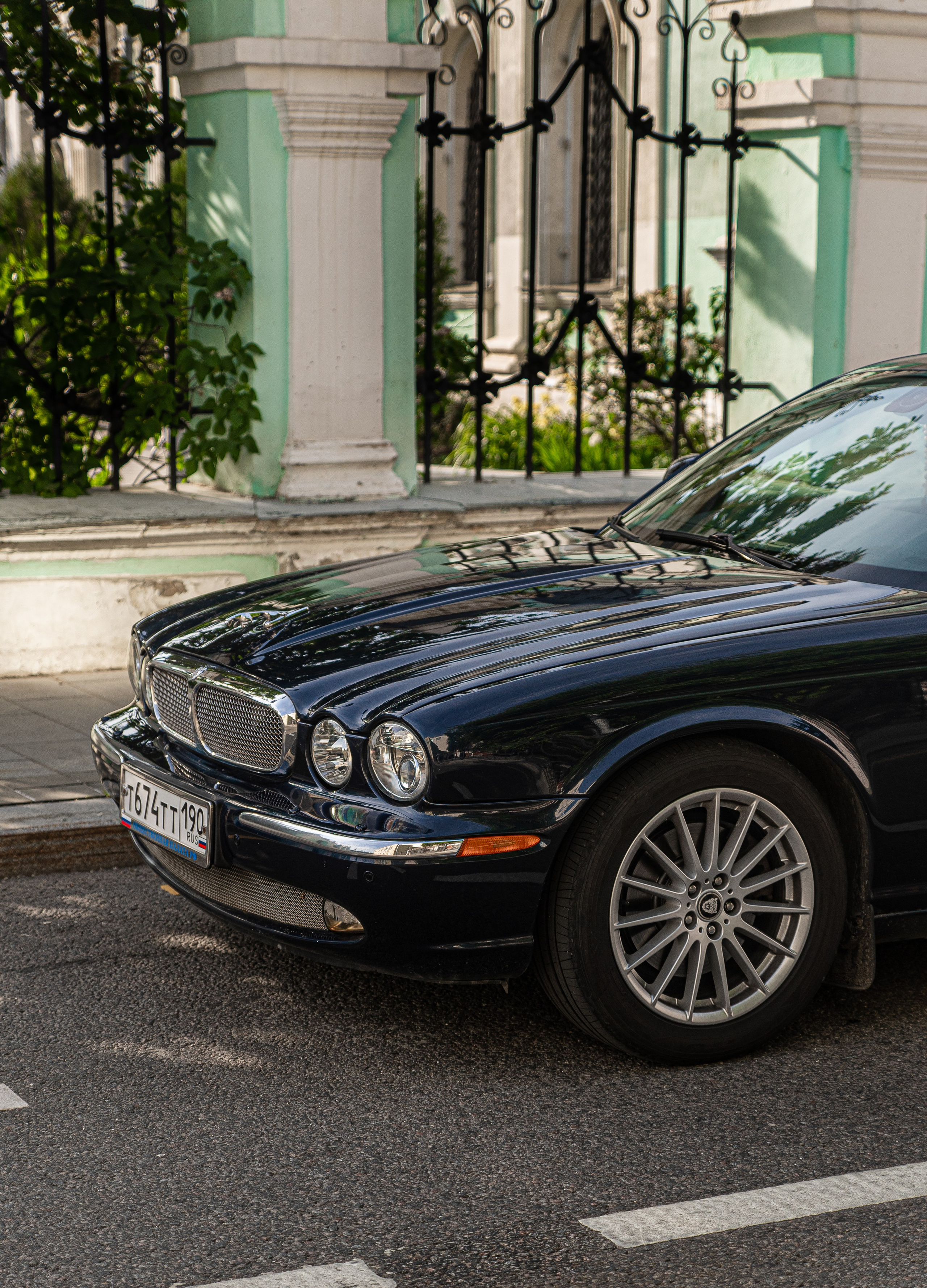 Фотосъемка машины в Москве возле дома с Атлантами. Жуков Илья свадебный фотограф в Москве
