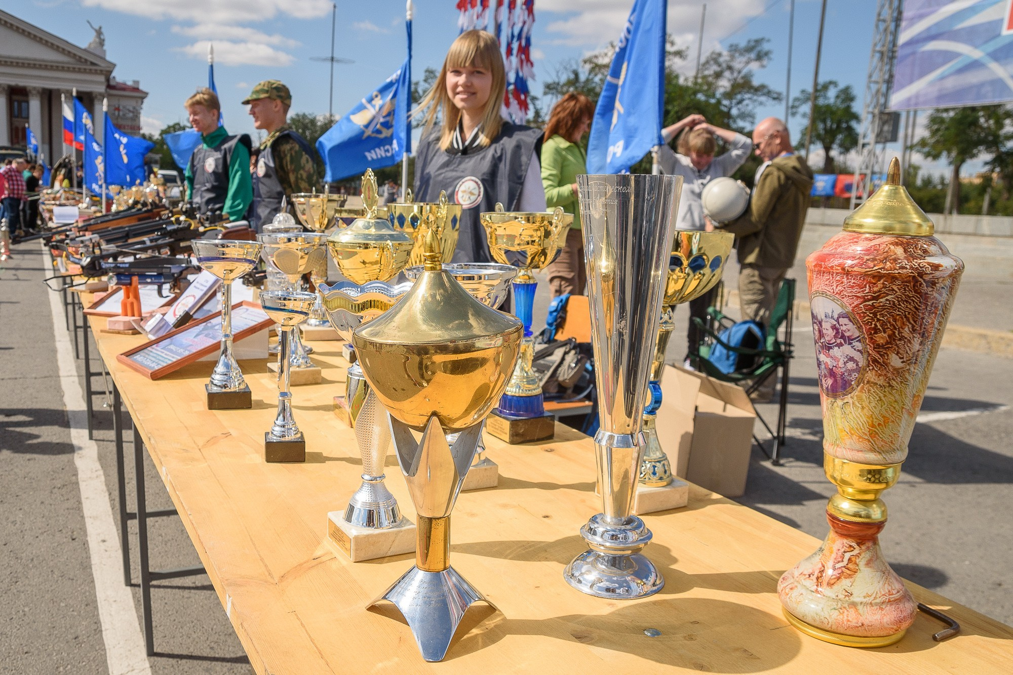 Множество кубков стоят на столе