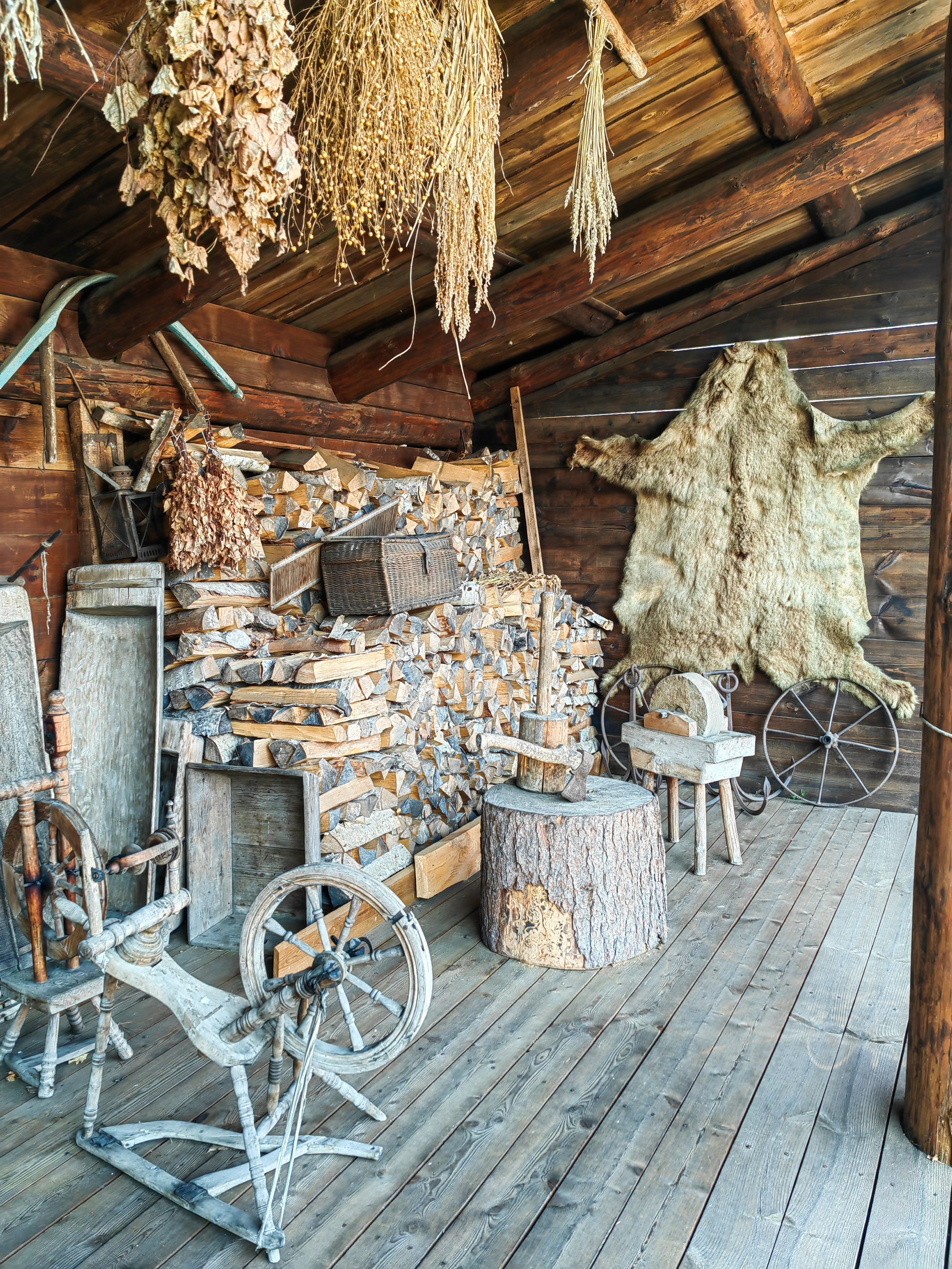 музей писателя Астафьева в селе Овсянка заказать экскурсию цена трансфер аренда микроавтобуса аренда кабриолета фотосессия фототур достопримечательности Красноярска что посетить куда сходить что посмотреть интересные места фото экскурсии Красноярск индивидуальный тур трансфер на комфортабельном автобусе экскурсионное обслуживание заказать онлайн расписание цены куда сходить вантовый мост скала Такмак Торгашинский хребет Роев ручей парк флоры и фауны фанпарк Бобровый лог виды на Енисей фотосъемка индивидуальная экскурсия гид экскурсовод Виноградовский мост Караульная гора музей Астафьева село Овсянка набережная Енисея Николаевская сопка Бобровый лог остров Татышев Коммунальный мост Часовня Параскевы Пятницы место силы туристический маршрут путешествие Красноярская ГЭС Дивногорск заповедник Столбы Национальный парк красивые места видовые смотровые площадки маршрут программа