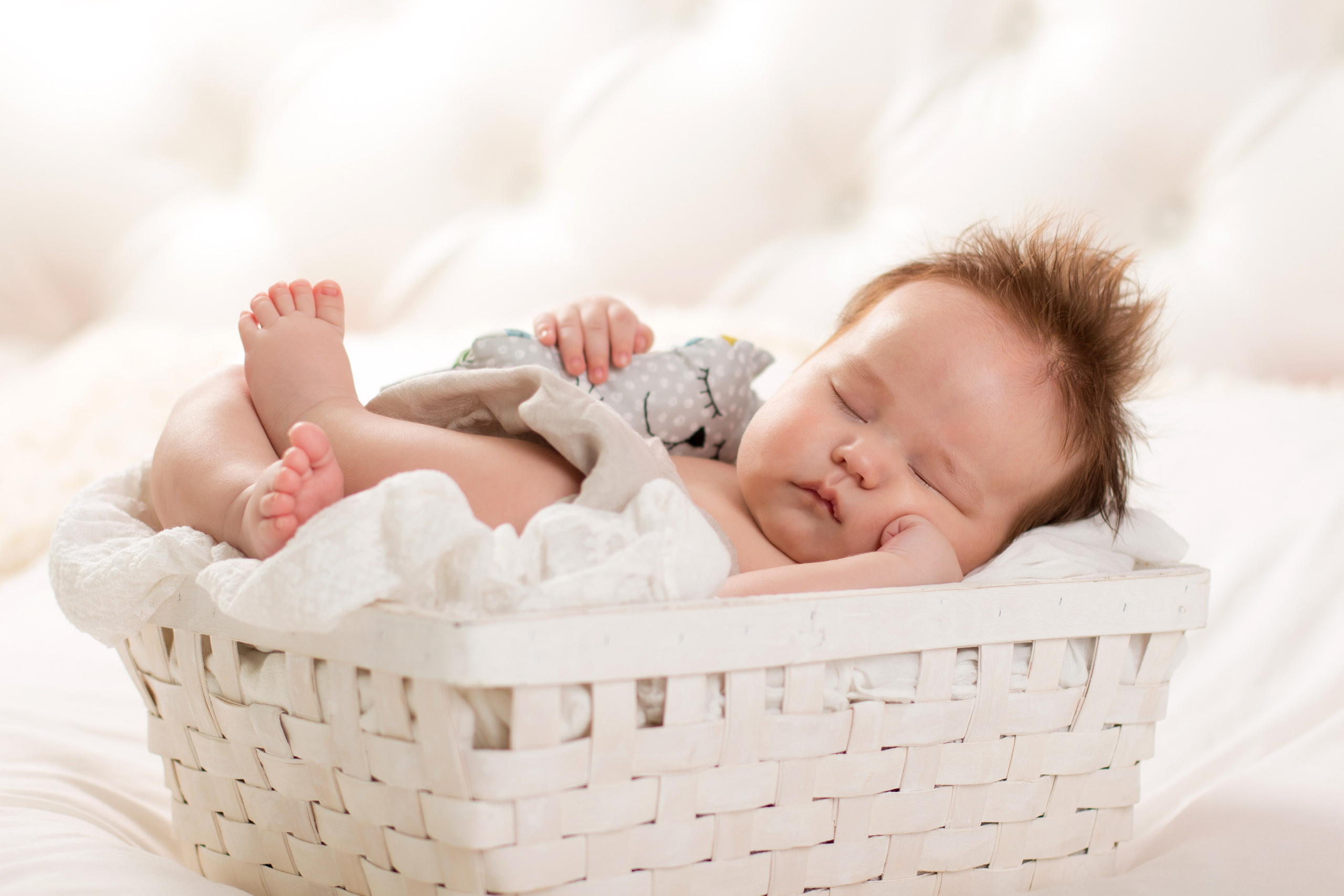 Спящий младенец в корзинке. Фотосессия новорожденных Алматы. Фотограф newborn Almaty.