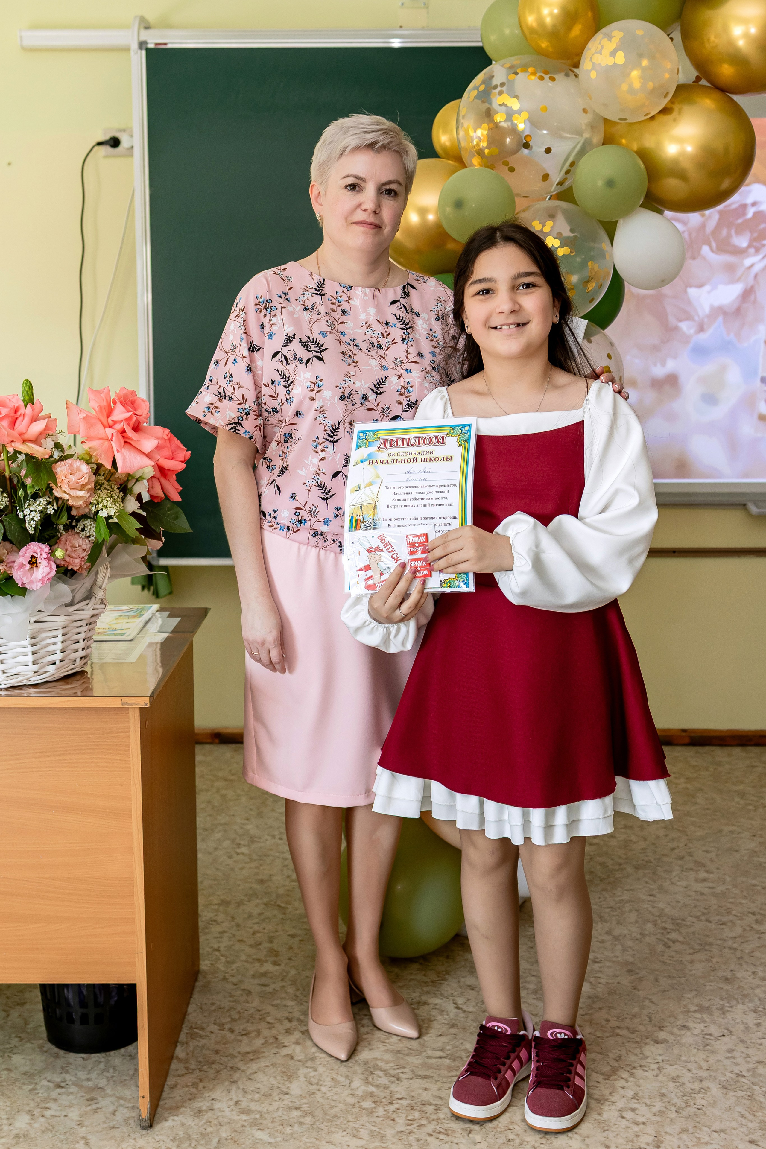 Выпускной в начальной школе в классе. Фотограф и видеограф Москва. Свадебный фотограф, видеограф. Выпускные альбомы. Оживающие альбомы