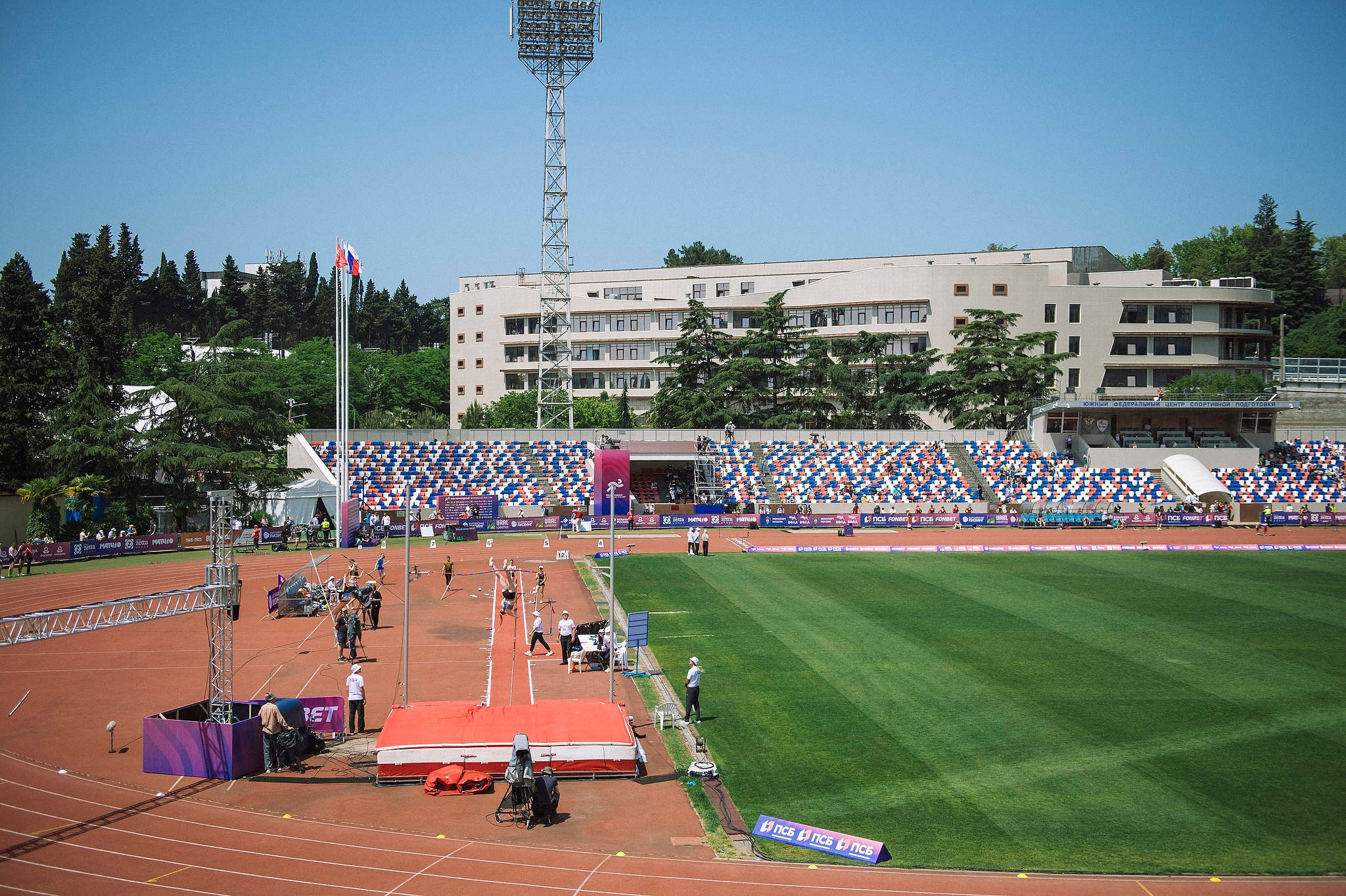 Прыжок с шестов на стадионе в Сочи