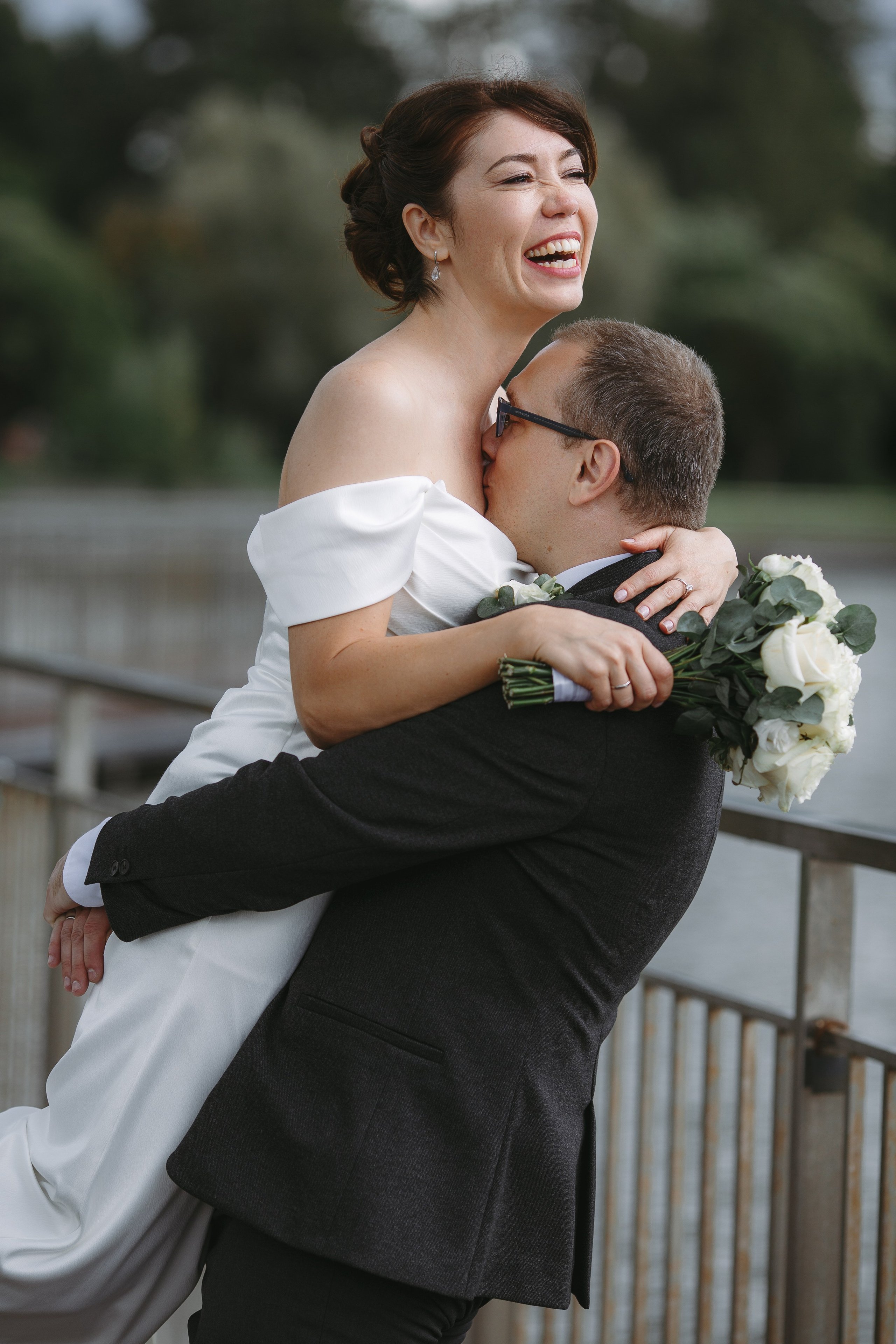 Широкая улыбка невесты