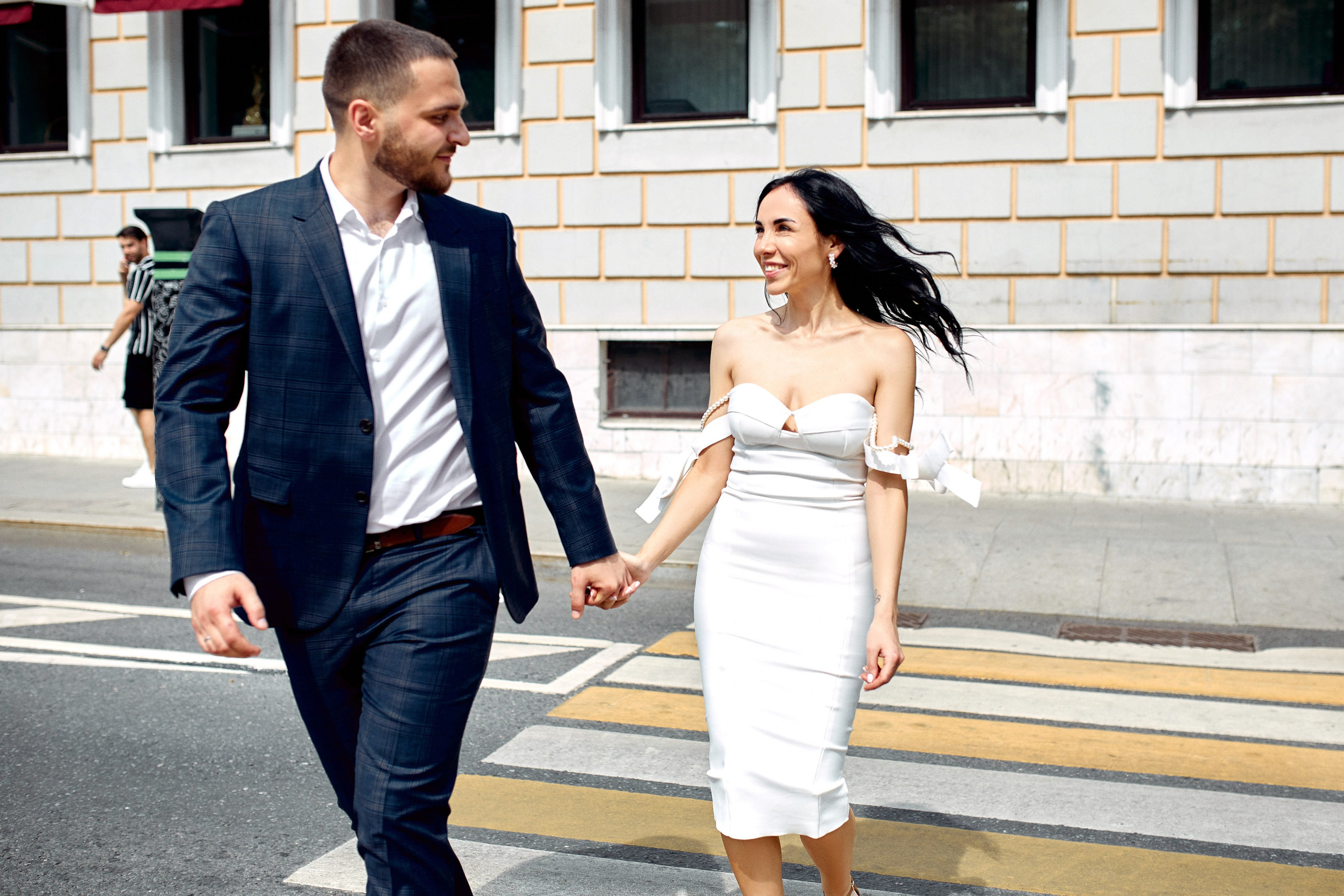 Фотосъемка на свадьбе обычно требуется, чтобы запечатлеть яркие моменты и эмоции этого дня. Пары хотят сохранить на память фотографии свадебной церемонии, обмен кольцами, прогулки на природе, поздравлений родителей и близких, тостов, танцев и других деталей.