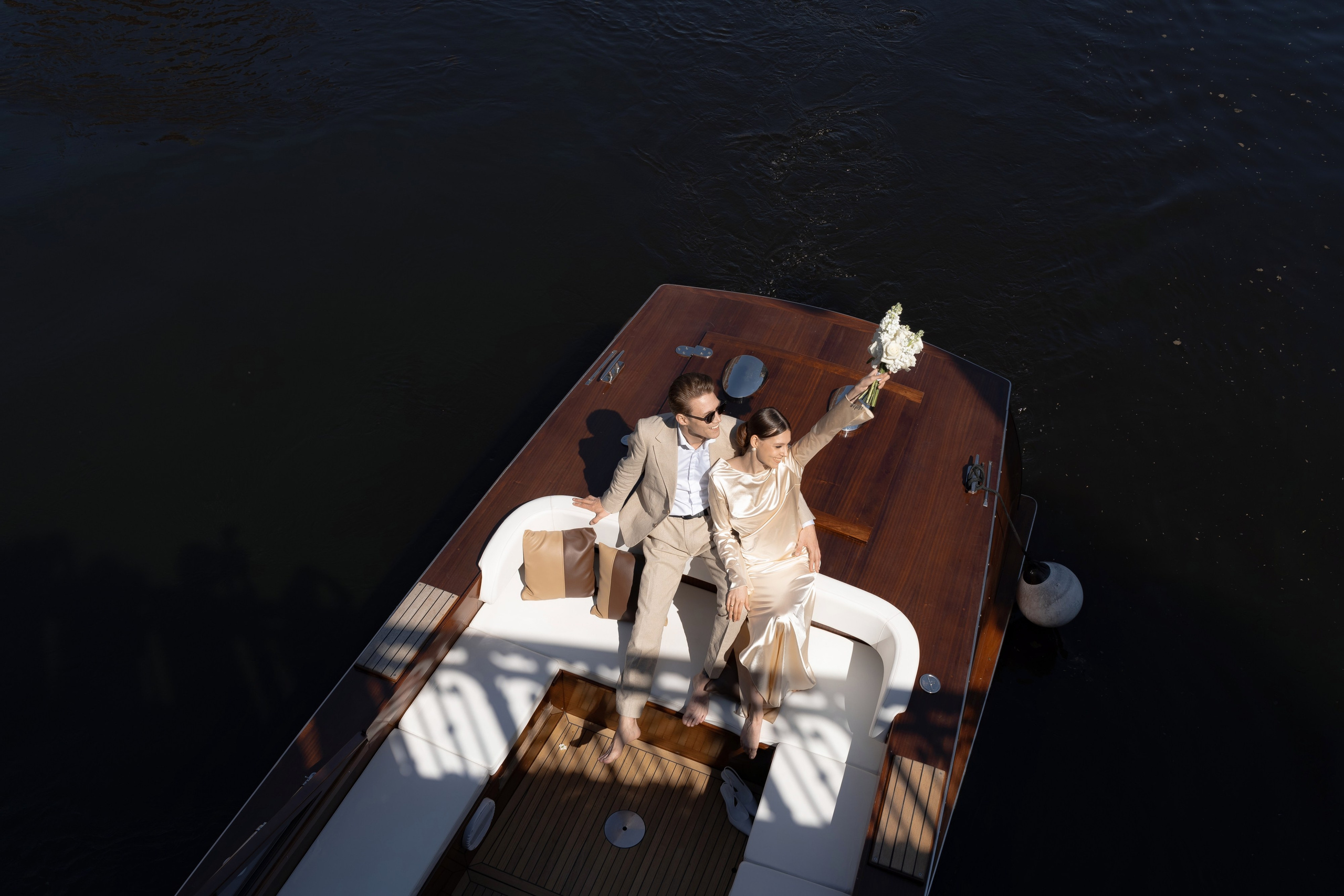 Прогулка по рекам и каналам Петербурга — свадебная фотосессия на катере. Свадебный фотограф Дмитрий Родионов — Санкт-Петербург и Ленинградская область