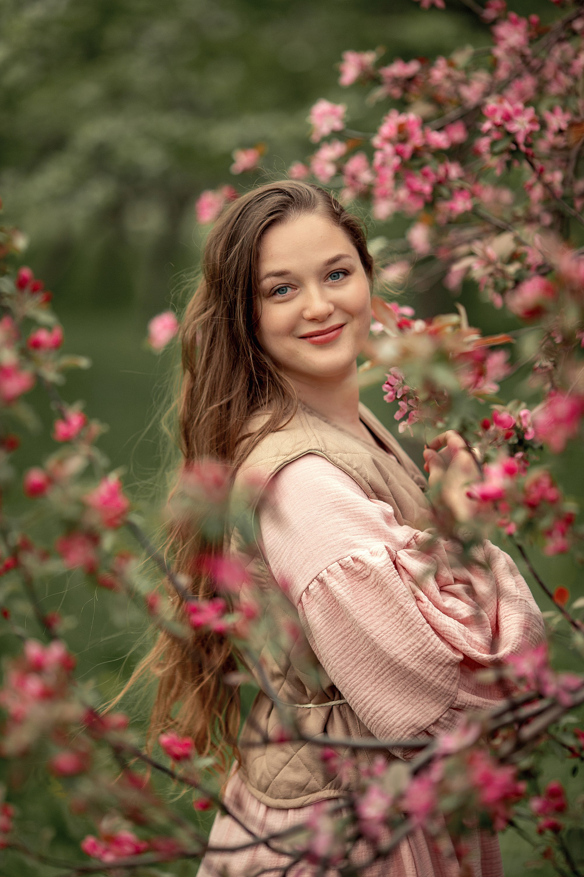 Искренняя семейная фотоистория в цветущем саду. Tatyana Nadezhdina Family photographer