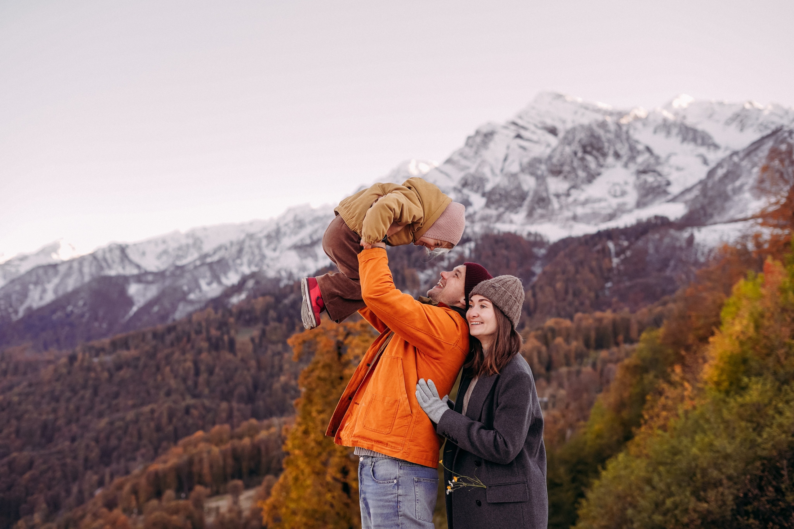 Алексей, Анна и Валентина в Горной Олимпийской деревне. Фотограф в Сочи и Абхазии | Фототуры | September Air