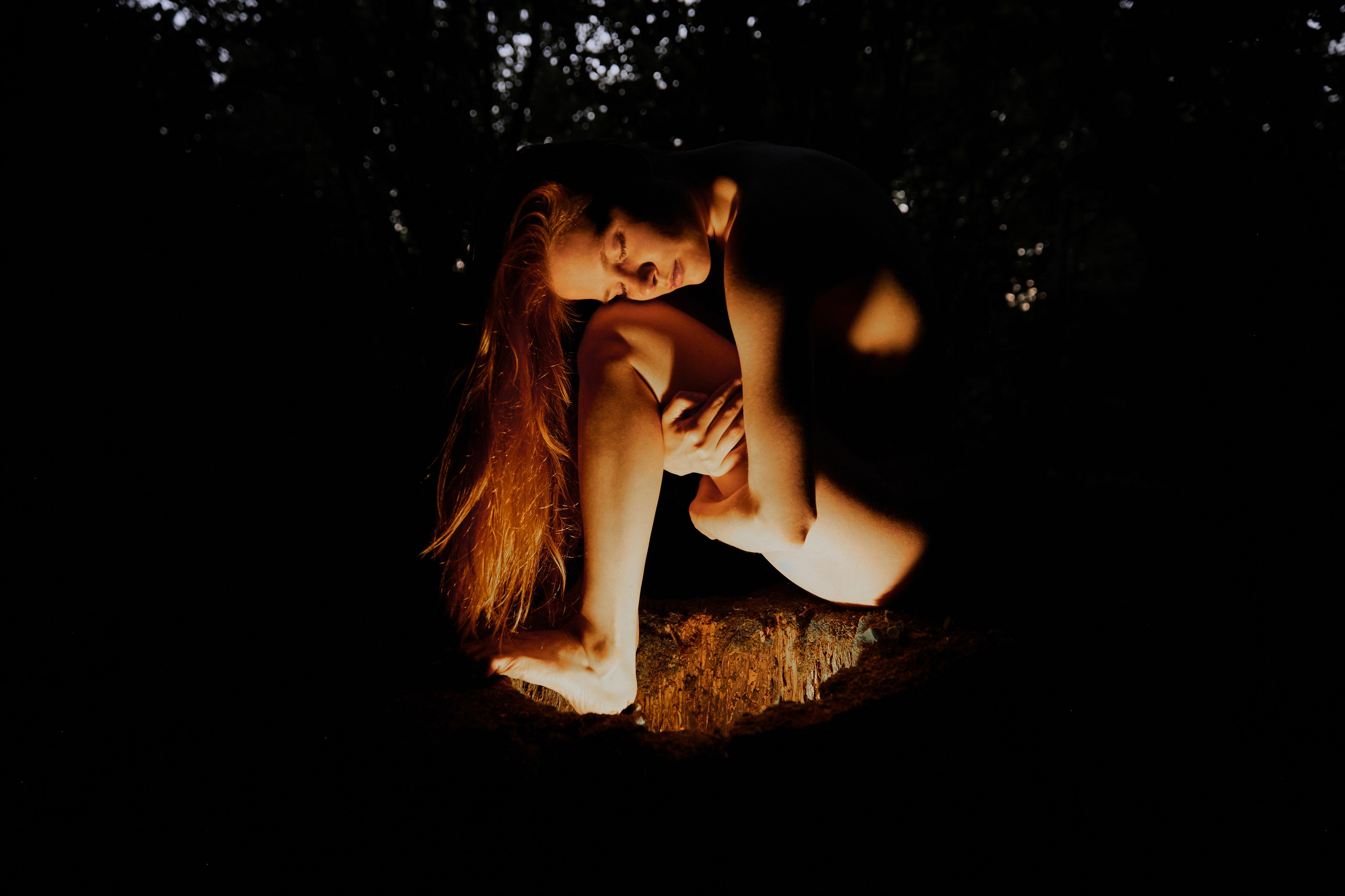 Abstract nude female portrait in soft natural light. Focus on form, emotion, and quiet absence. An intimate fine-art nude exploring the space between presence and disappearance. Shot in ambient light with minimalist aesthetic. Размытая ню-композиция. Женское тело в состоянии покоя, абстракция. Минималистичный кадр фрагмента женского тела в контрастном свете. Художественная ню-фотография, игра текстур. Художественный портрет обнажённой женщины. Светлая сцена, ню-фотография, атмосфера статуи и тишины. Ню в тёплом освещении, женская фигура в статичной позе. Художественное изображение тела, текстуры и свет. фотограф ню. art nude photography photographer