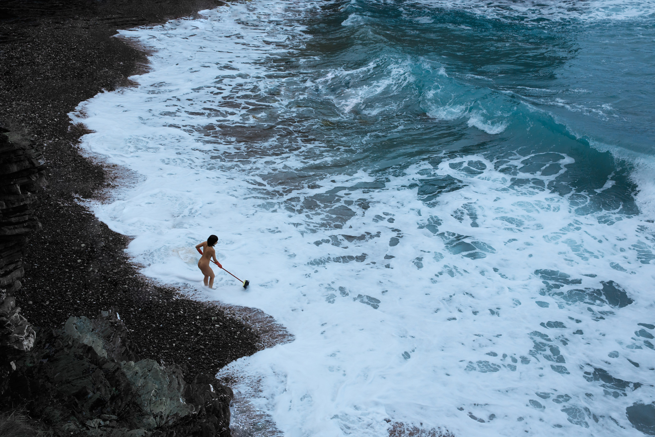 Abstract nude female portrait in soft natural light. Focus on form, emotion, and quiet absence. An intimate fine-art nude exploring the space between presence and disappearance. Shot in ambient light with minimalist aesthetic. Размытая ню-композиция. Женское тело в состоянии покоя, абстракция. Минималистичный кадр фрагмента женского тела в контрастном свете. Художественная ню-фотография, игра текстур. Художественный портрет обнажённой женщины. Светлая сцена, ню-фотография, атмосфера статуи и тишины. Ню в тёплом освещении, женская фигура в статичной позе. Художественное изображение тела, текстуры и свет. фотограф ню. art nude photography photographer