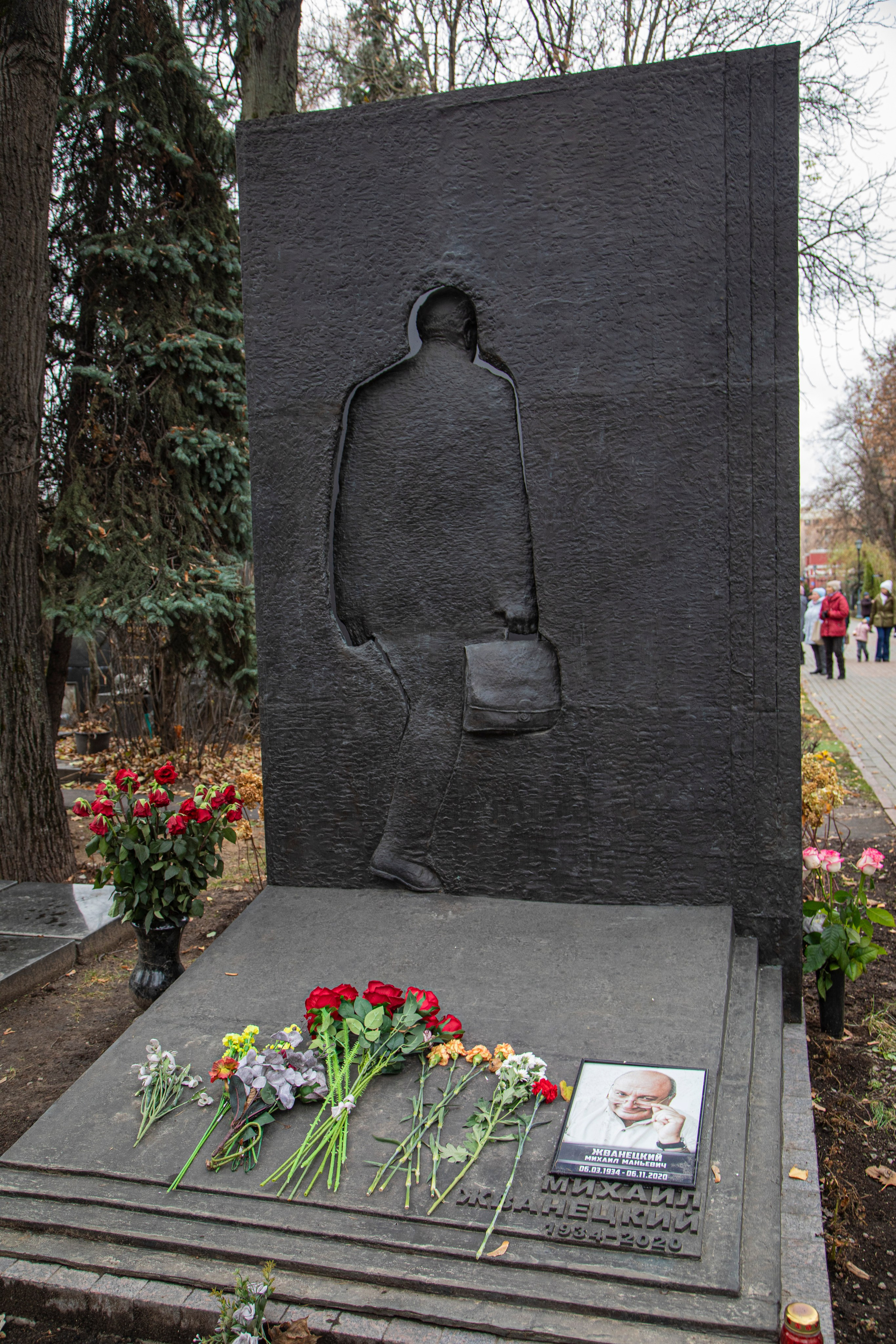 Осенняя прогулка по Новодевичьему кладбищу. Фотограф Сергей Ловкий