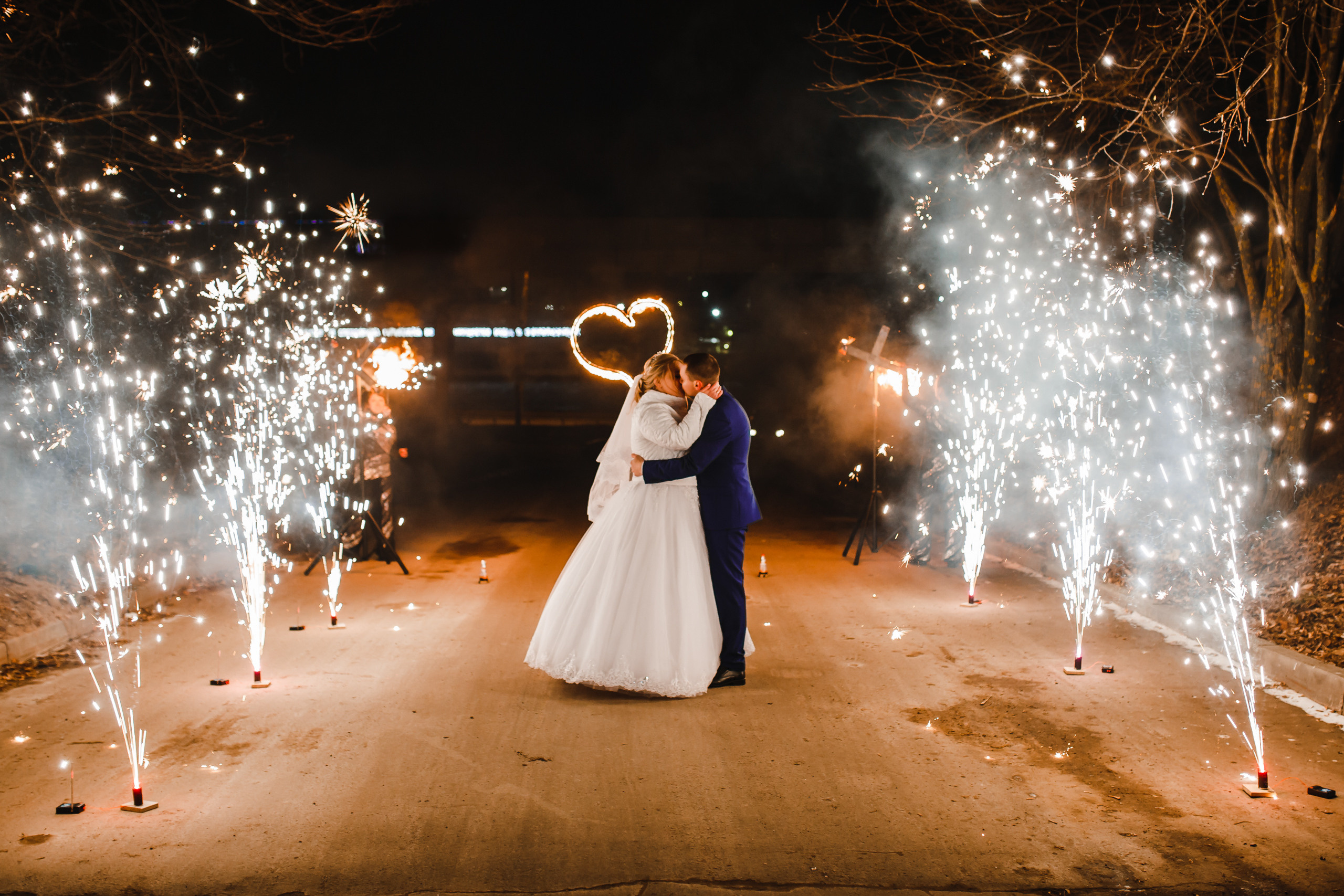 Пиротехническая дорожка. Огненно-пиротехническое шоу, салюты, пиротехника на ваш праздник!