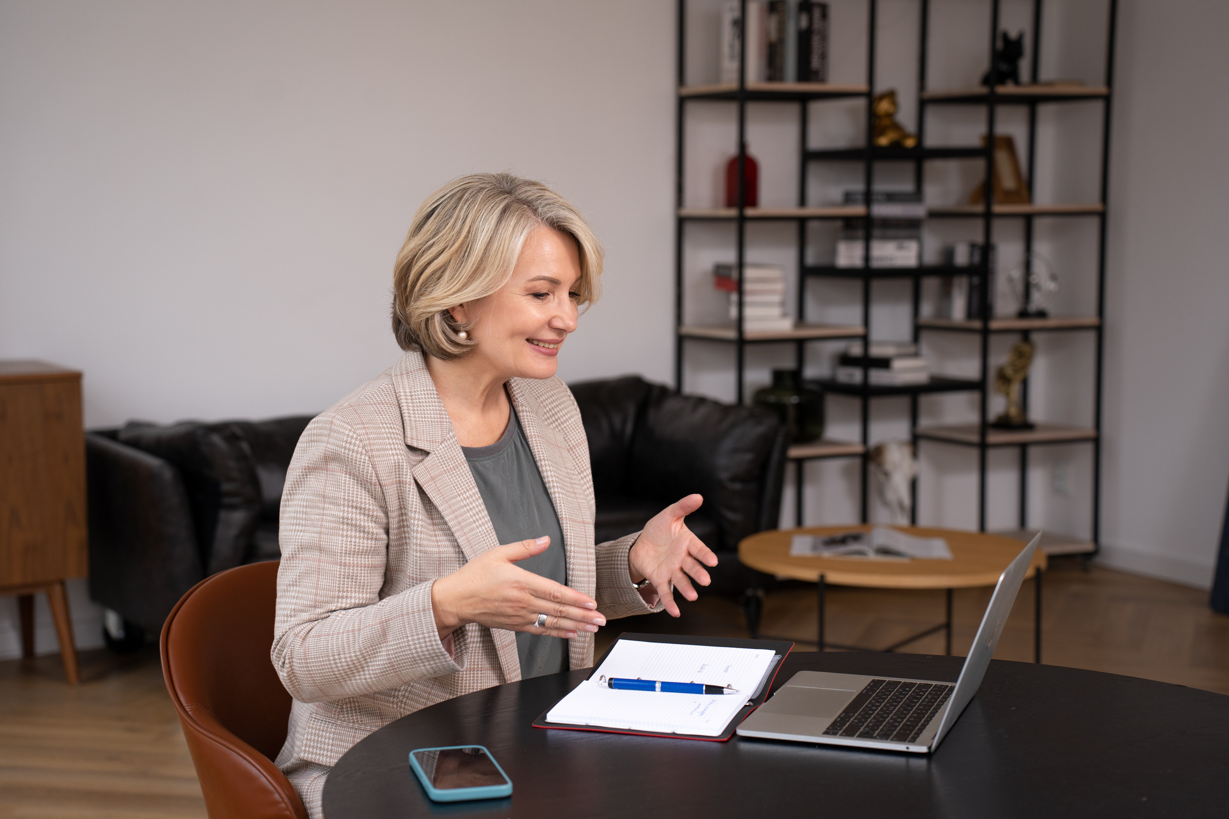 женщина за компьютером разговаривает по видеосвязи