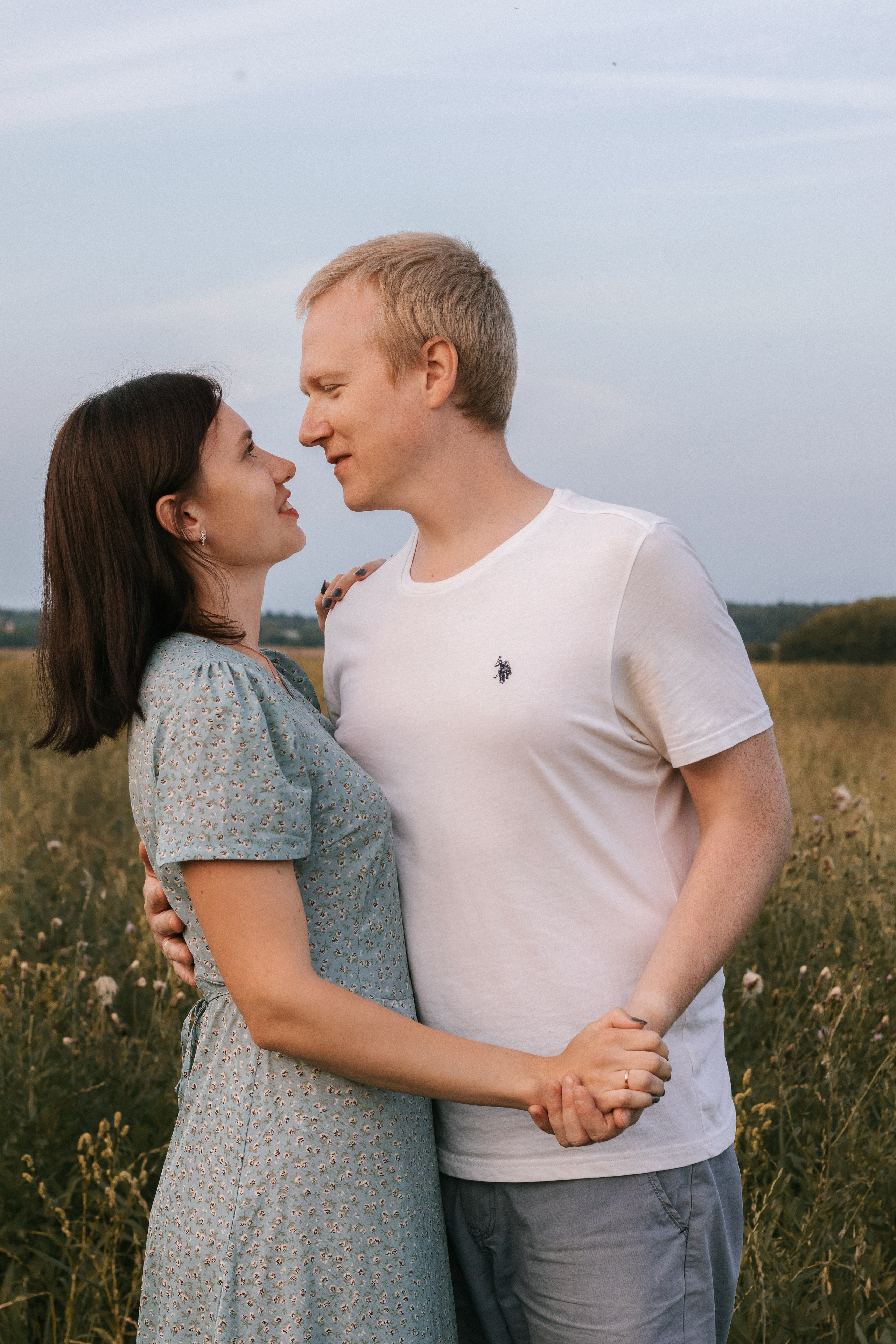 Семейная фотосессия в поле. Портретный фотограф Москва