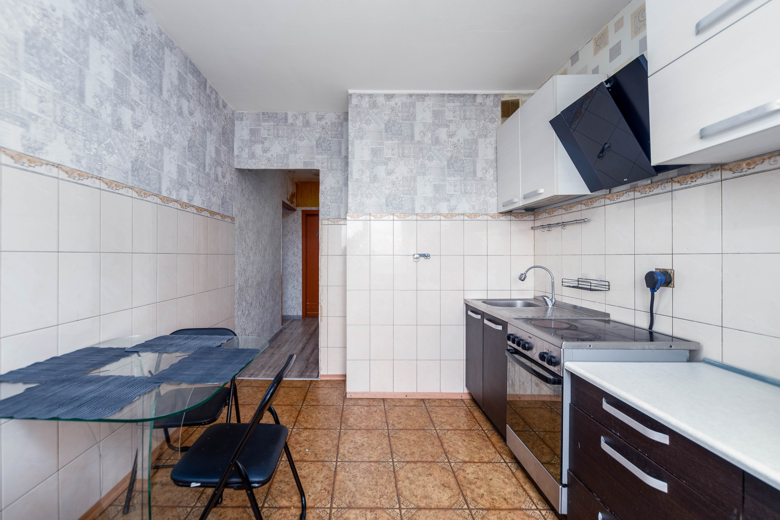 Зона приготовления пищи в кухне в двухкомнатной квартире