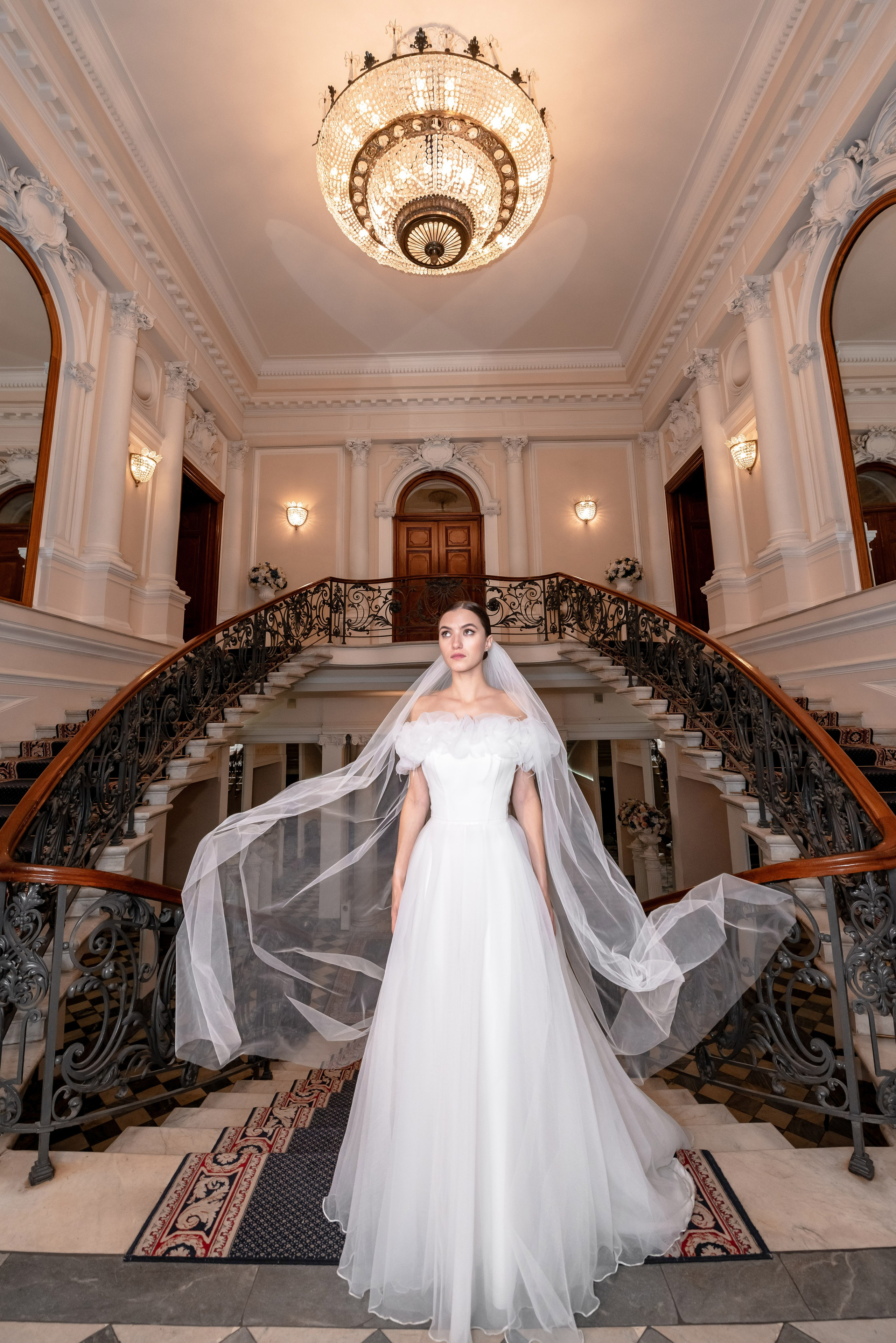 Осенняя великолепная свадебная прогулка жениха и невесты в октябре в Санкт-Петербурге в Михайловском парке и у Атлантов на Миллионной улице. Портретный, семейный и свадебный фотограф в Санкт-Петербурге и в Пушкине Ширяев Денис