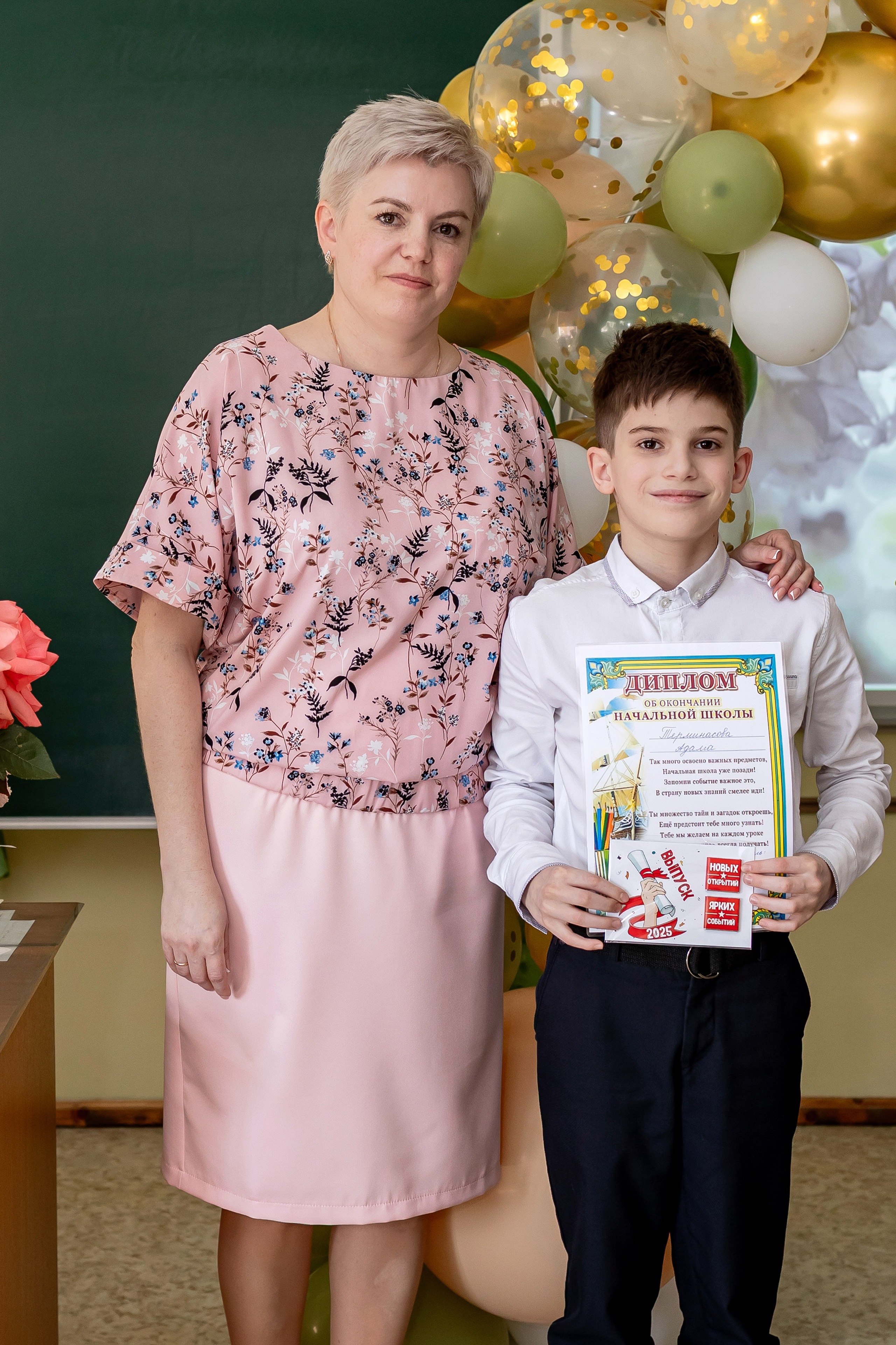 Выпускной в начальной школе в классе. Фотограф и видеограф Москва. Свадебный фотограф, видеограф. Выпускные альбомы. Оживающие альбомы