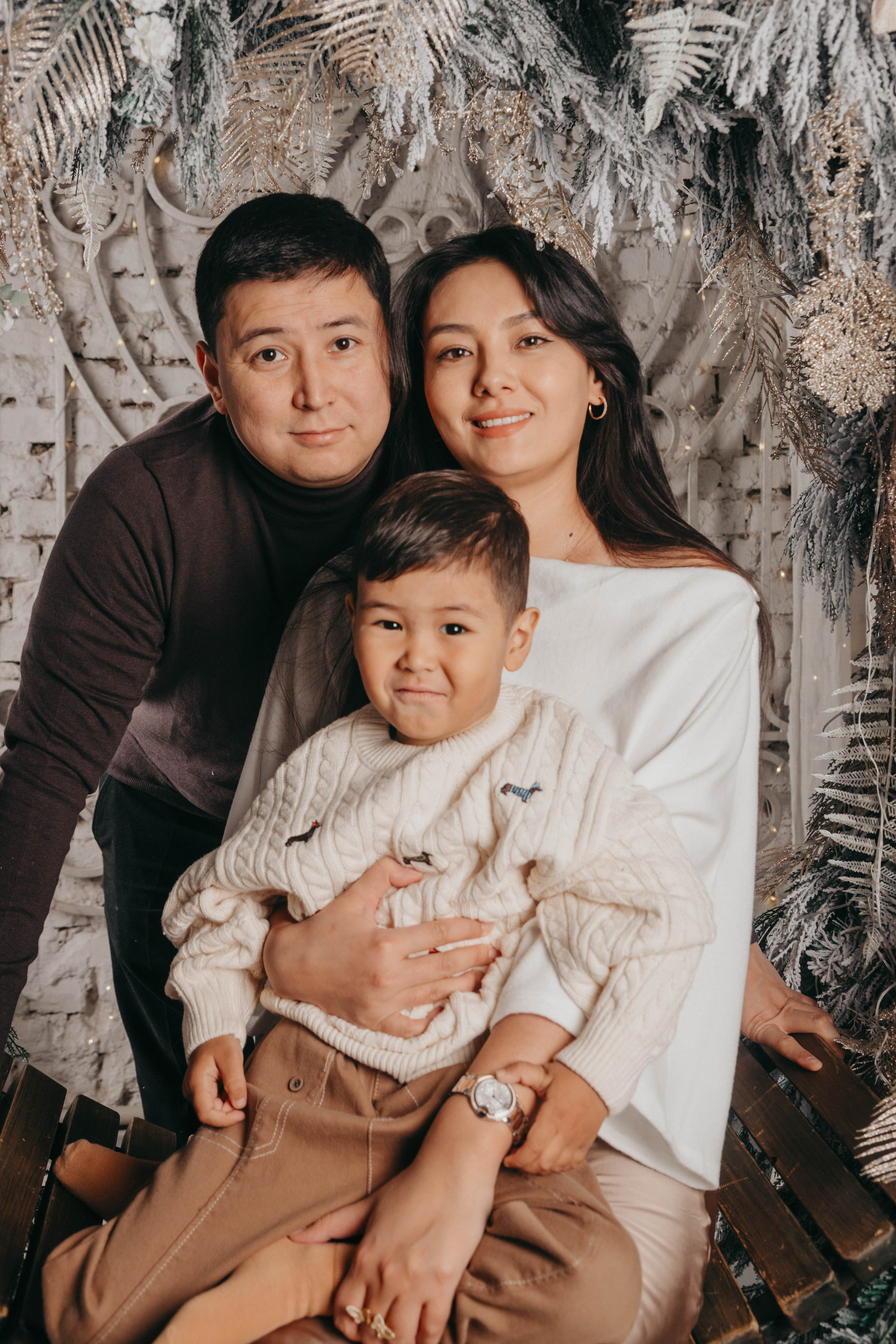 Семейная фотосессия в фотостудии 2Стула. Свадебный, семейный и портретный фотограф в Алматы, Костанай