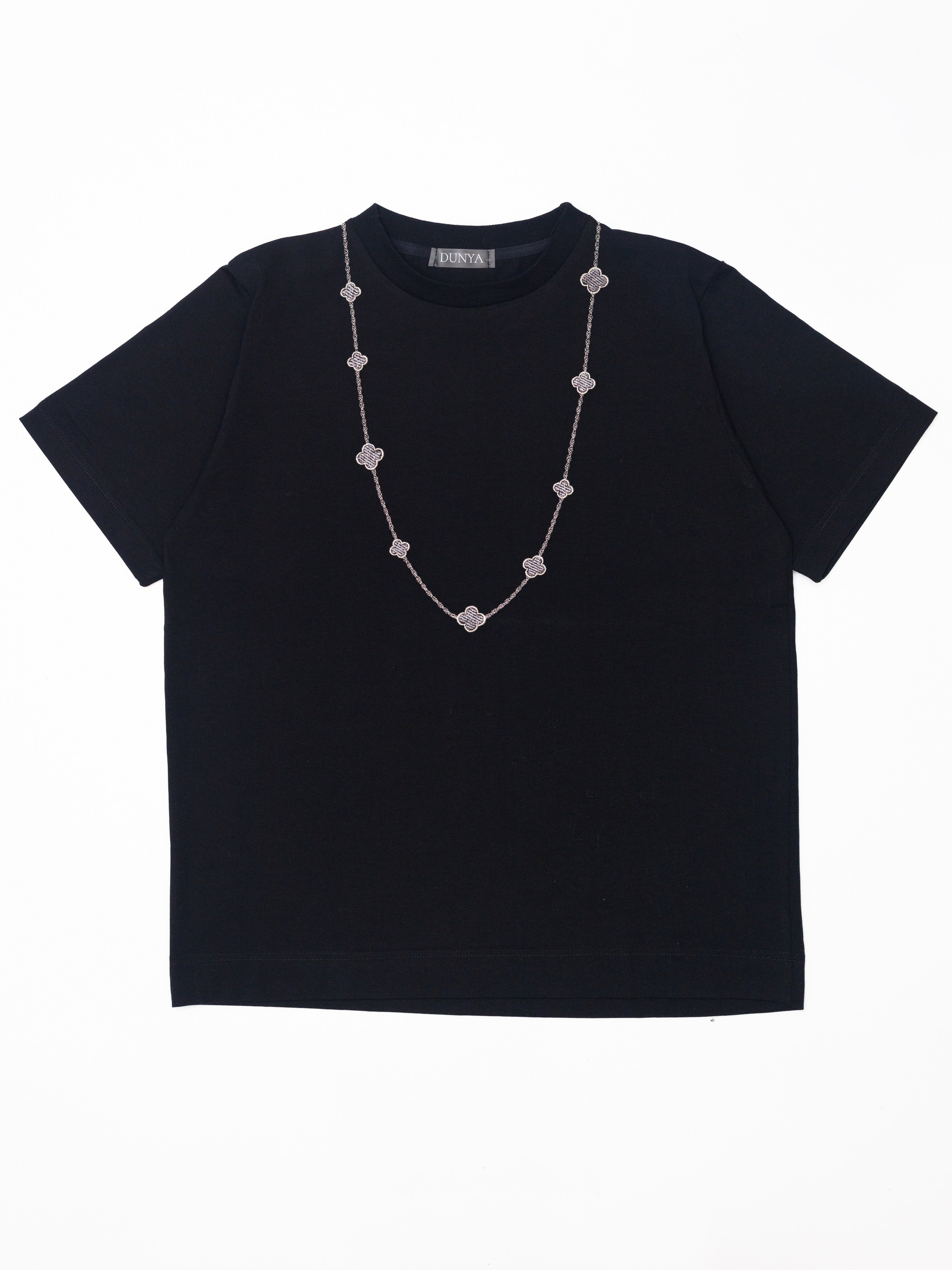 Фотосъемка черной футболки на белом фоне