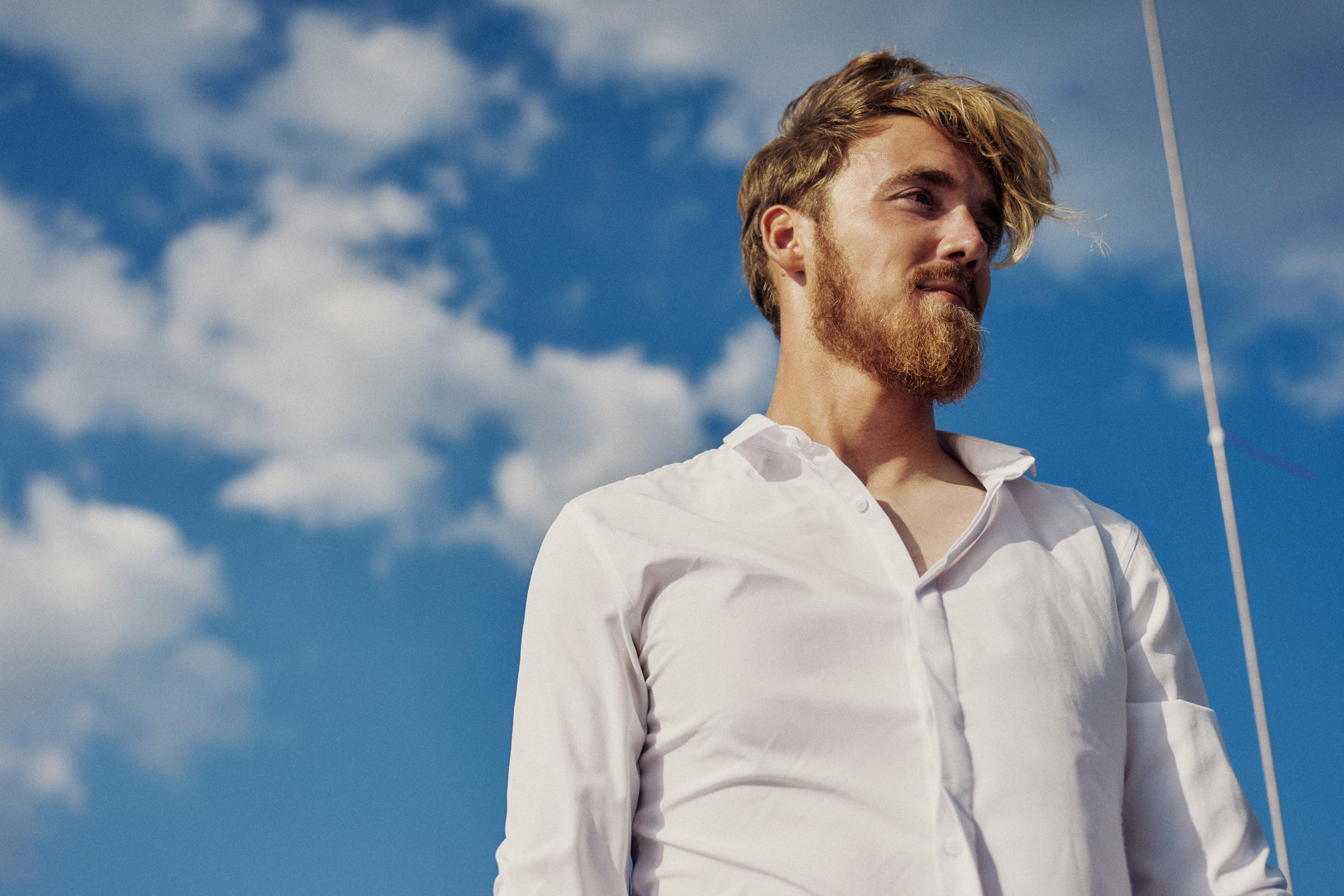 Портрет мужчины на яхте летом