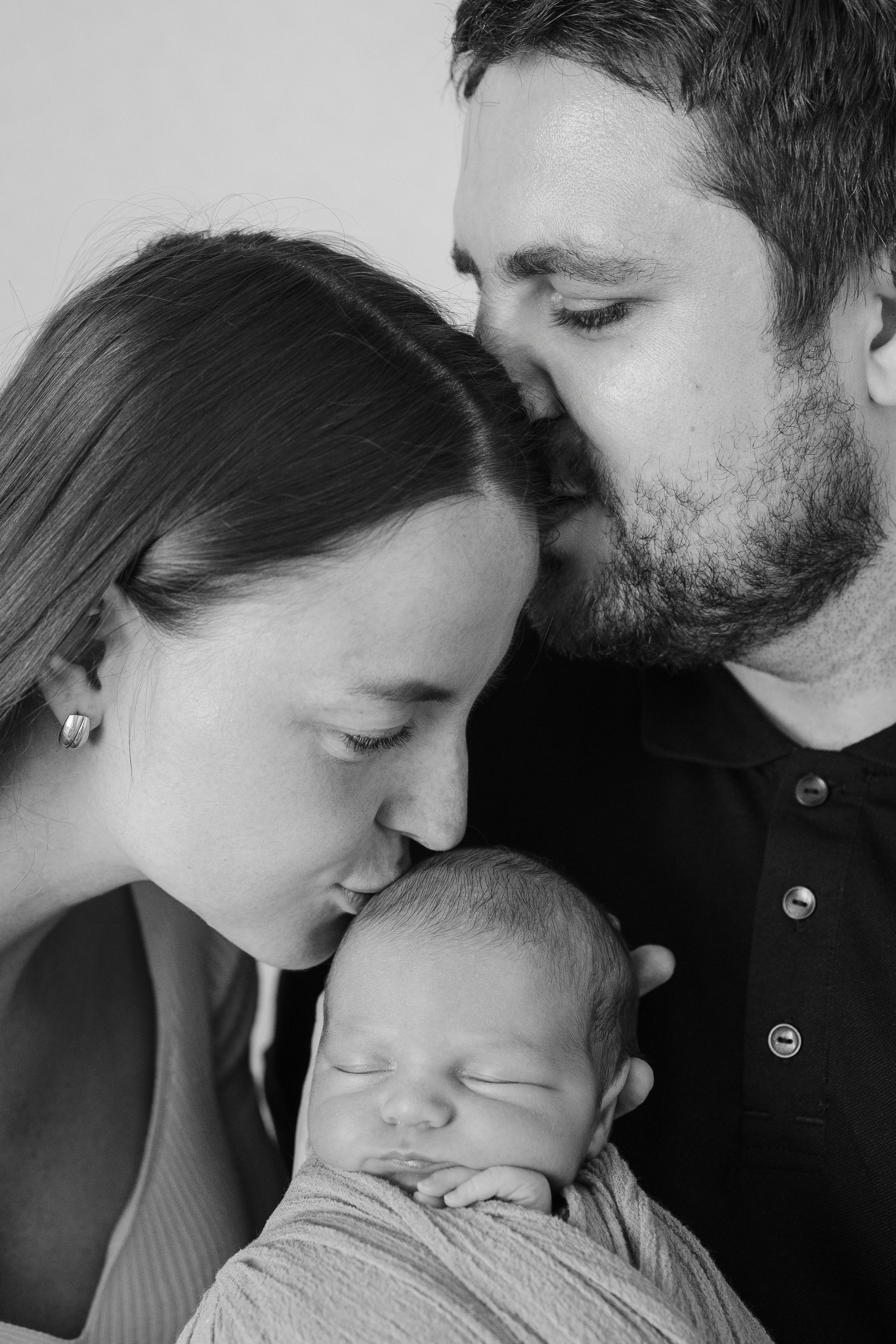 Родители с малышом в кадре, фотосессия новорождённого на дому в Красноярске