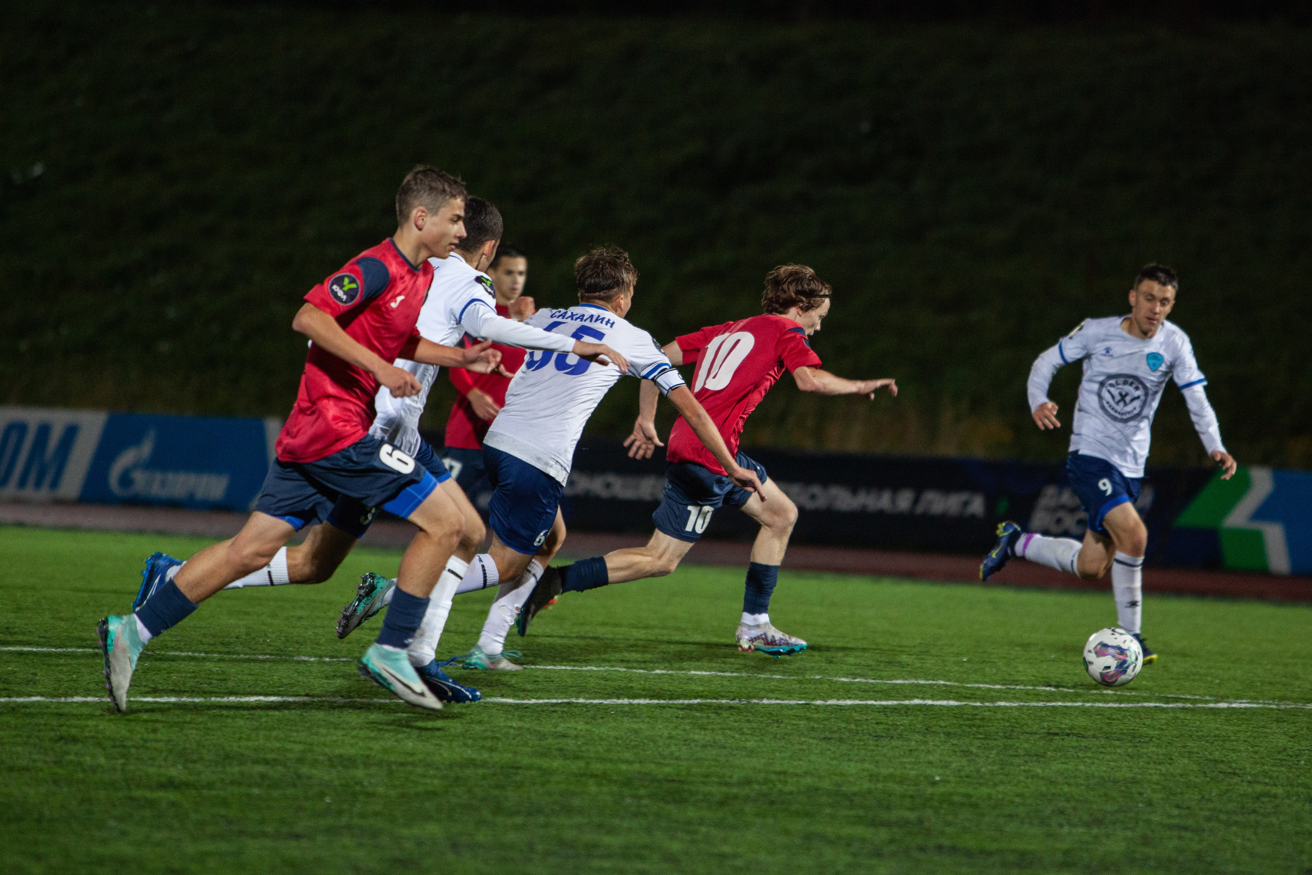 Матч юношеской футбольной лиги между командами СШ «Сахалин» и «СШОР № 1» (Комсомольск-на-Амуре) (U-18). Кутузов Евгений Фотограф в Южно-Сахалинске