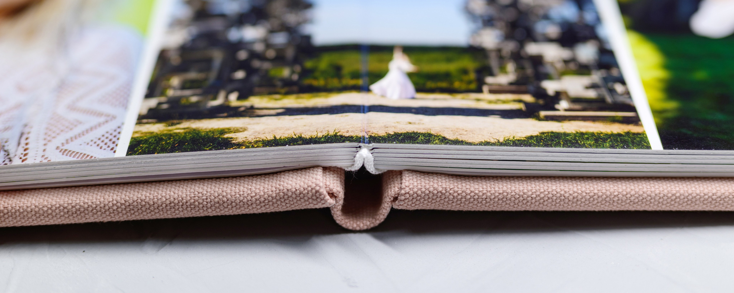 Сгиб открытой фотокниги