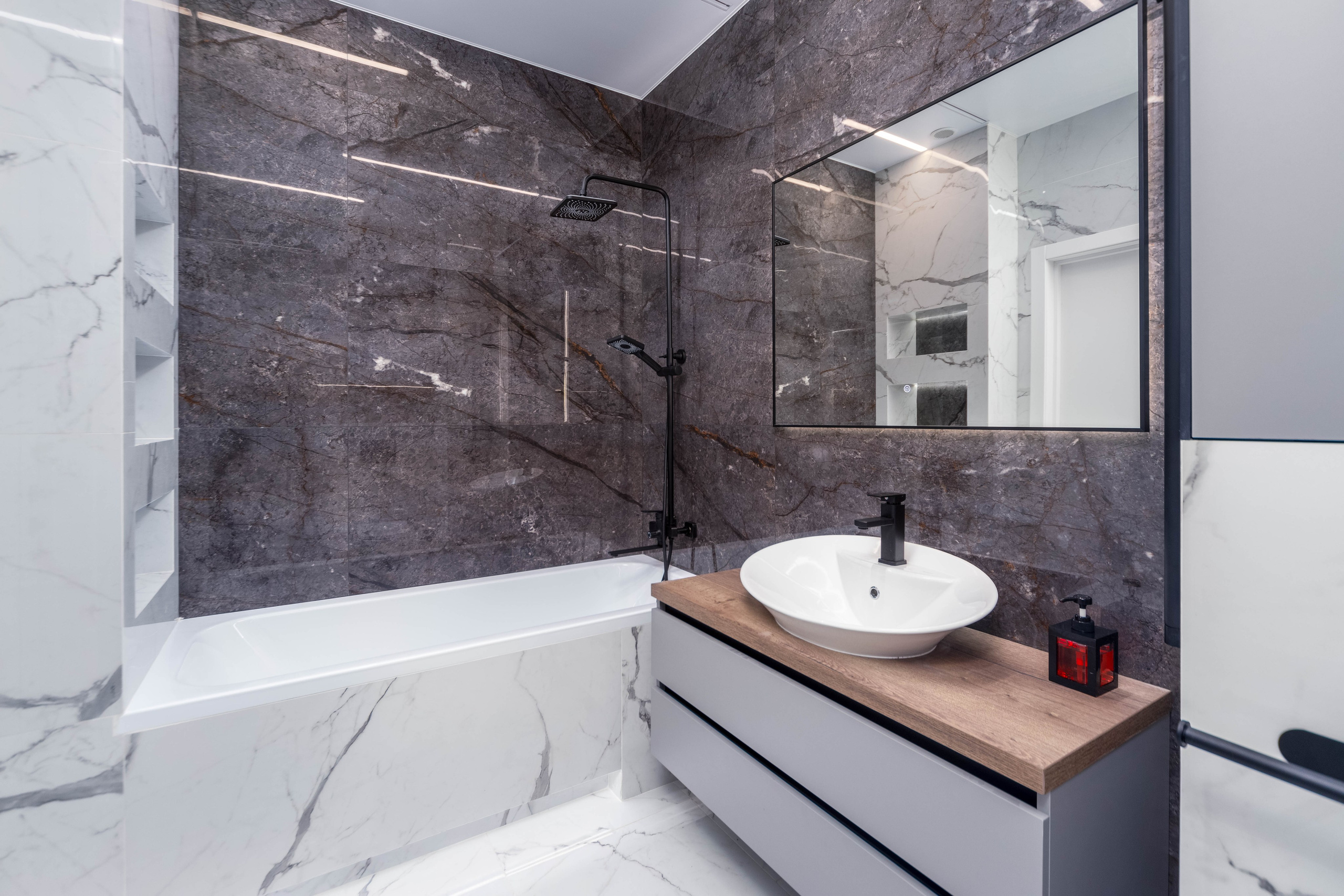 Ванна и раковина в санузле в студии в ЖК Новая Боровая