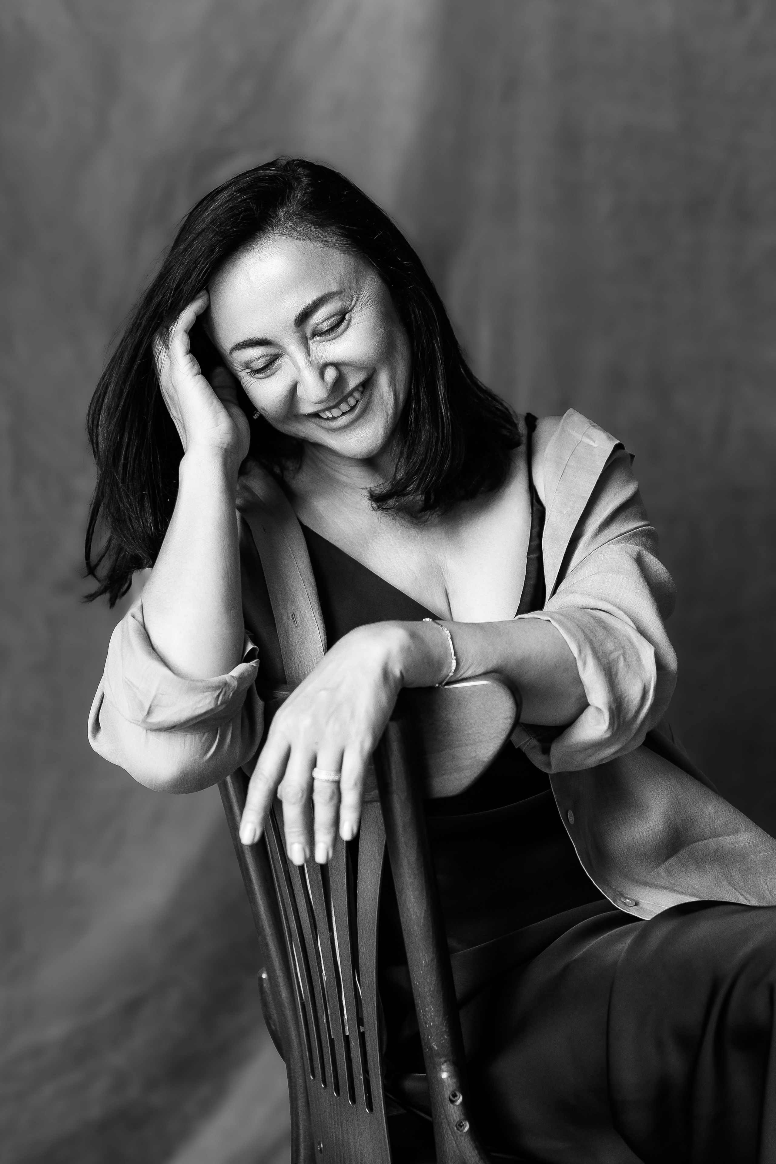 Чёрно-белый портрет женщины в студии в Москве, мягкий свет, нейтральный фон