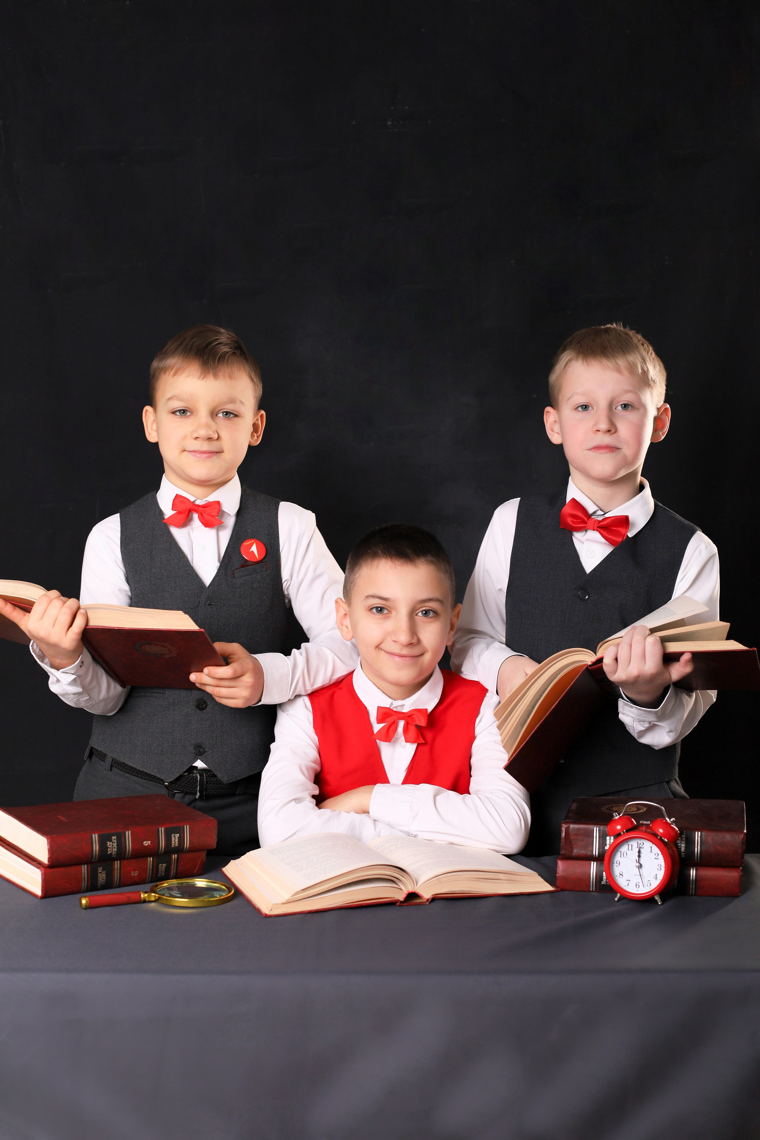 4 класс на темном фоне тоже можно и даже нужно. Выпускные альбомы в Таганроге и Ростовской Области