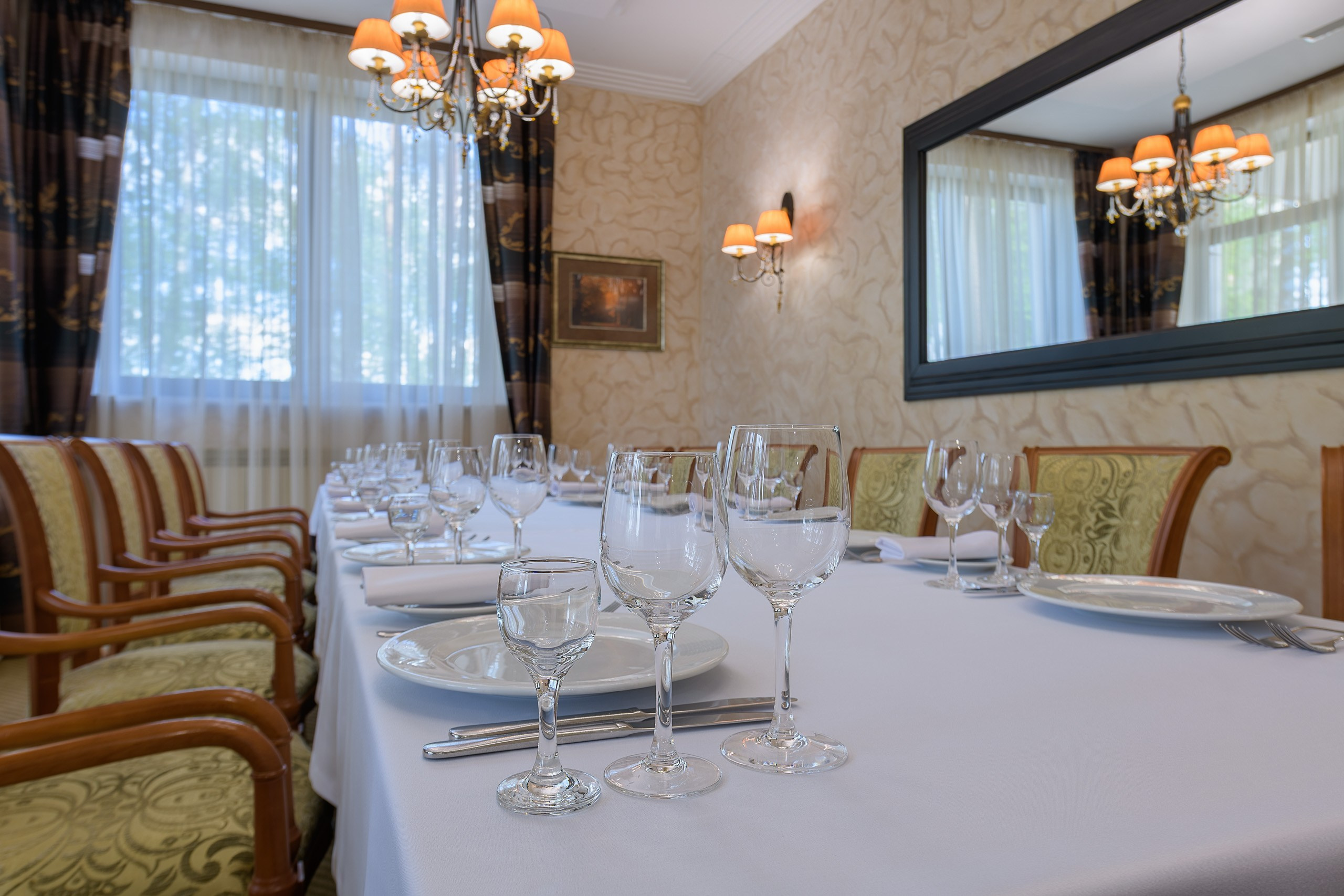 Ресторан. HoReCa. Интерьерная фотография для отелей, ресторанов в стиле Dark & Moody, Минск.