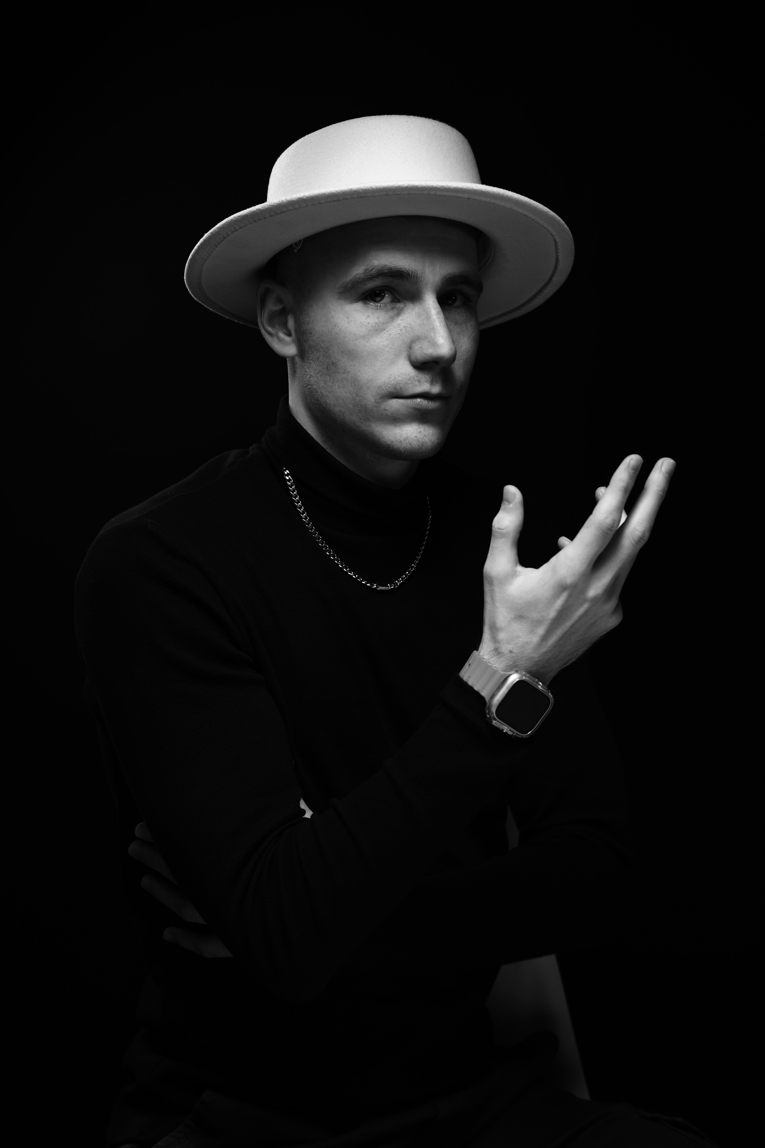 The White hat Alex. Профессиональный фотограф в Воронеже Владислав Крылов