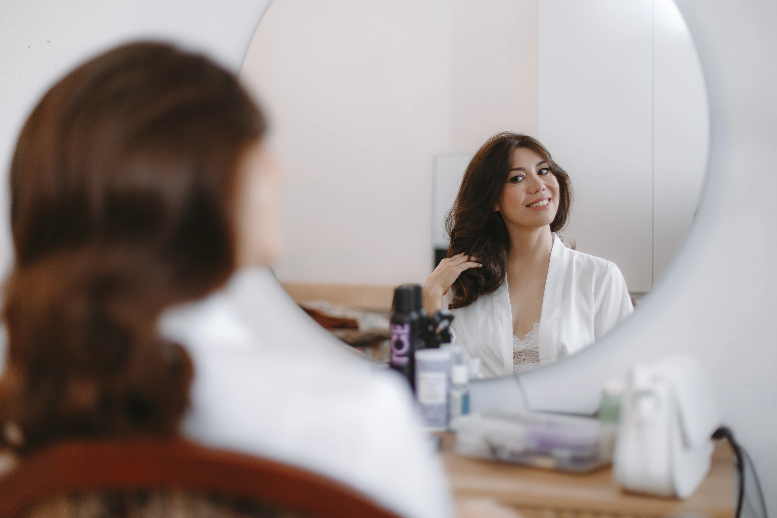 Невеста смотрит в зеркало