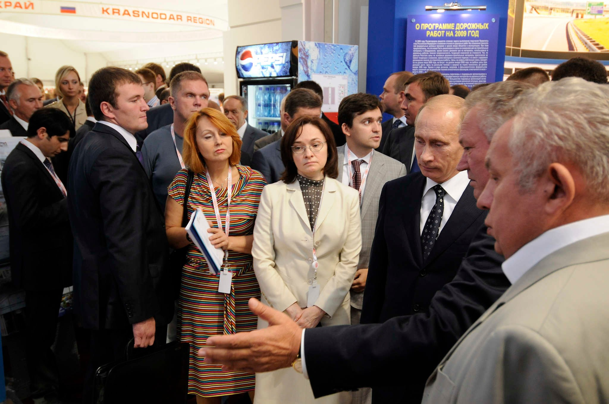 Владимир Путин и Эльвира Набиулина на международном инвестиционном форуме в Сочи в 2009 году. Съемка для РИАновости.