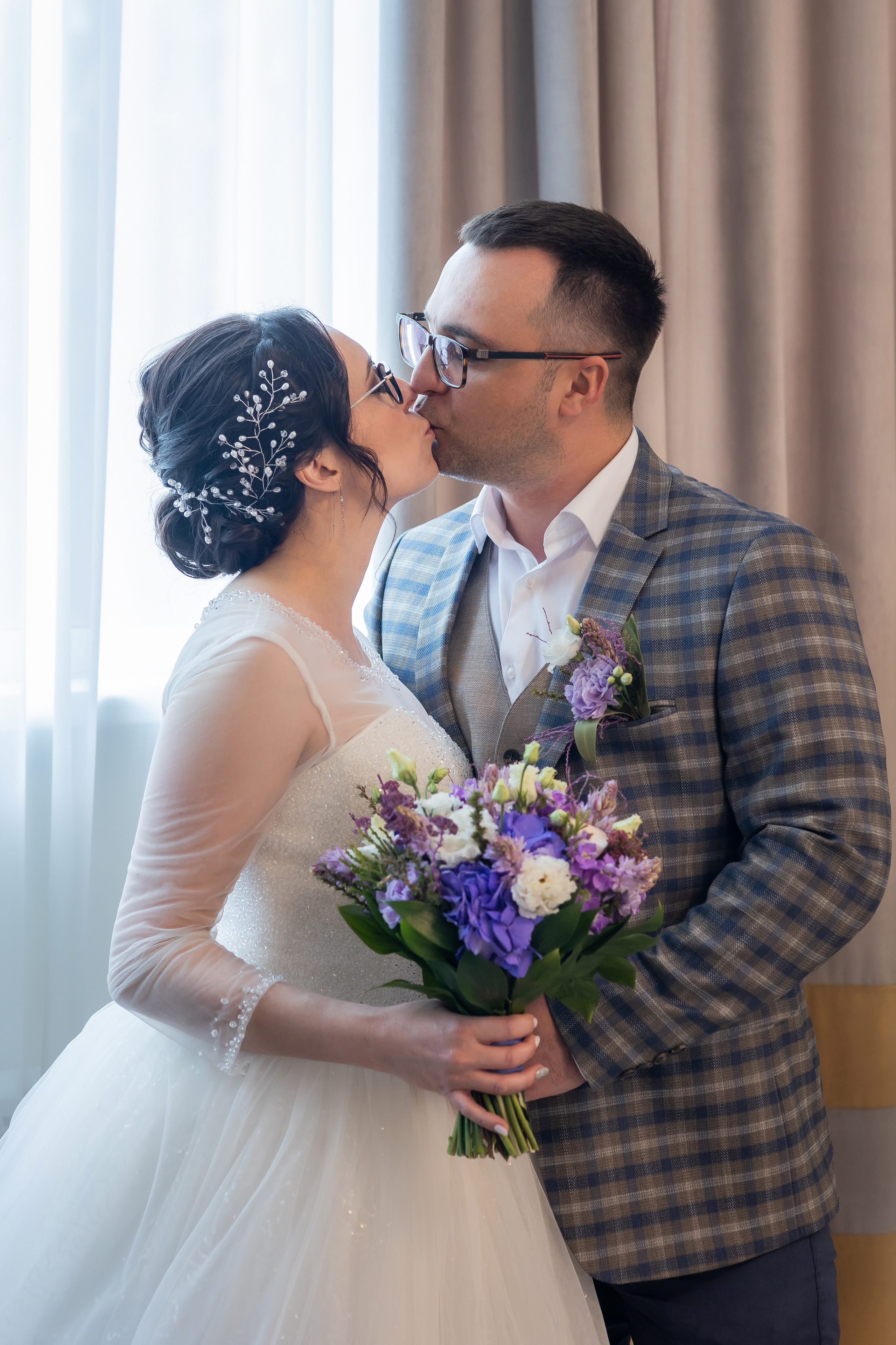 Миша и Маша. Весенняя свадьба 18.04.2023. Семейный фотограф в Москве Наталья Чуб, заказать Фотокнигу