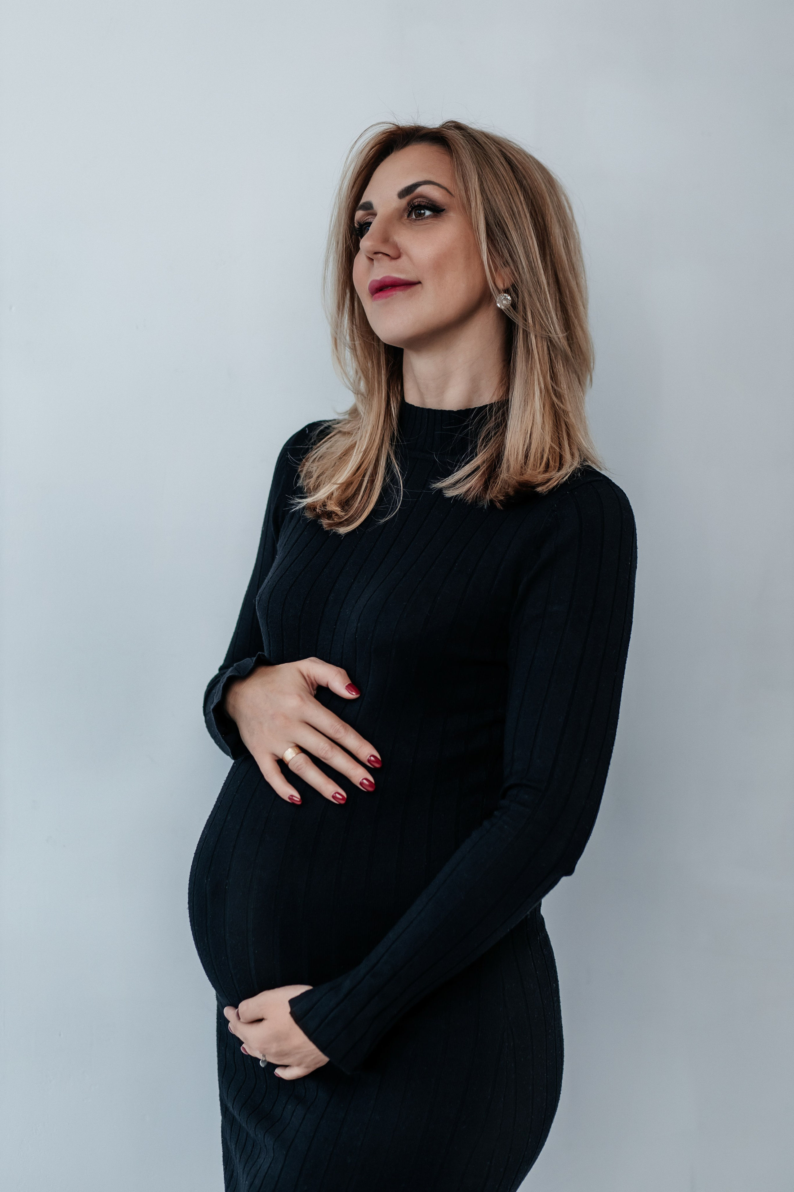 Фотосессия беременности в студии в Петергофе