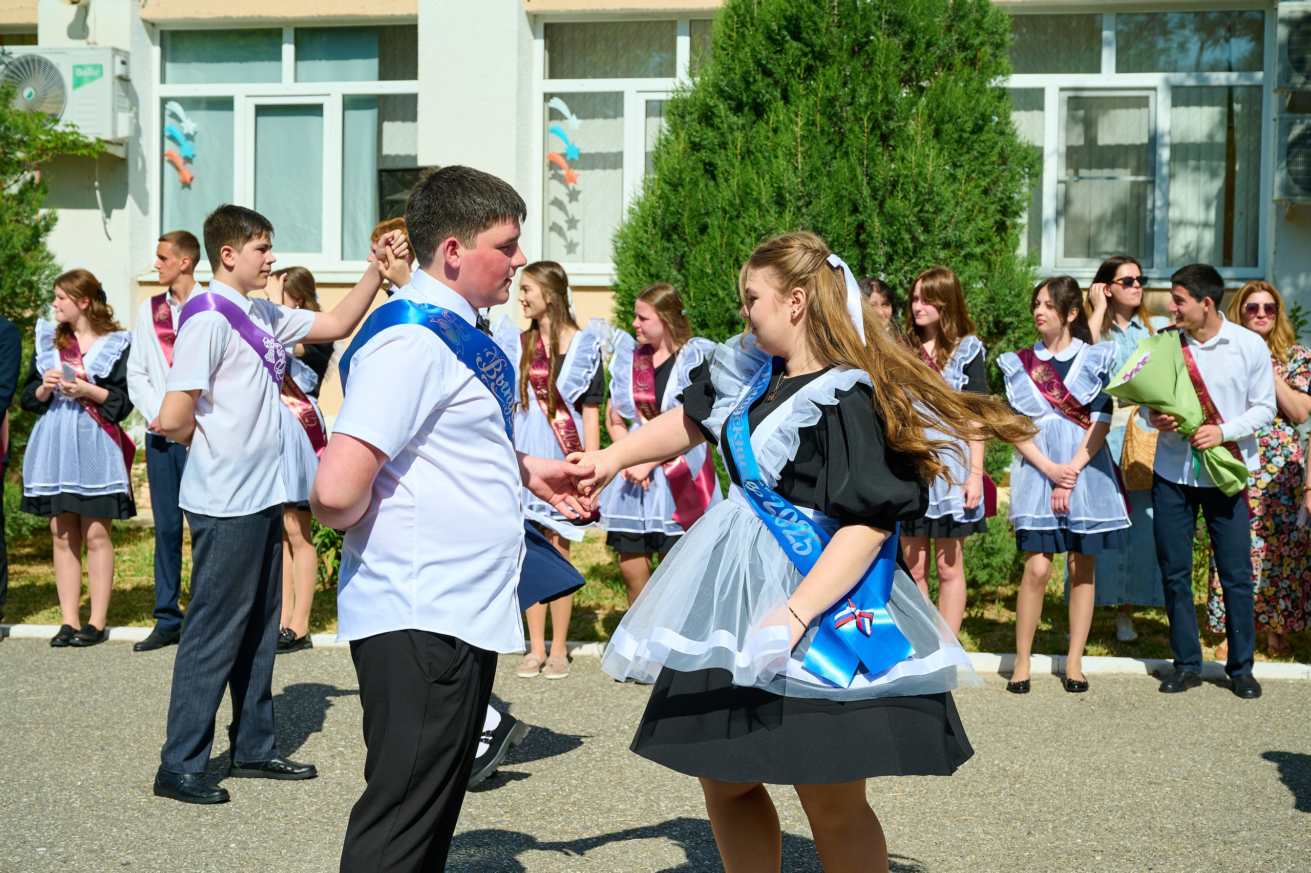 Последний звонок 2025. Жизнь курорта Кабардинка в фотографиях