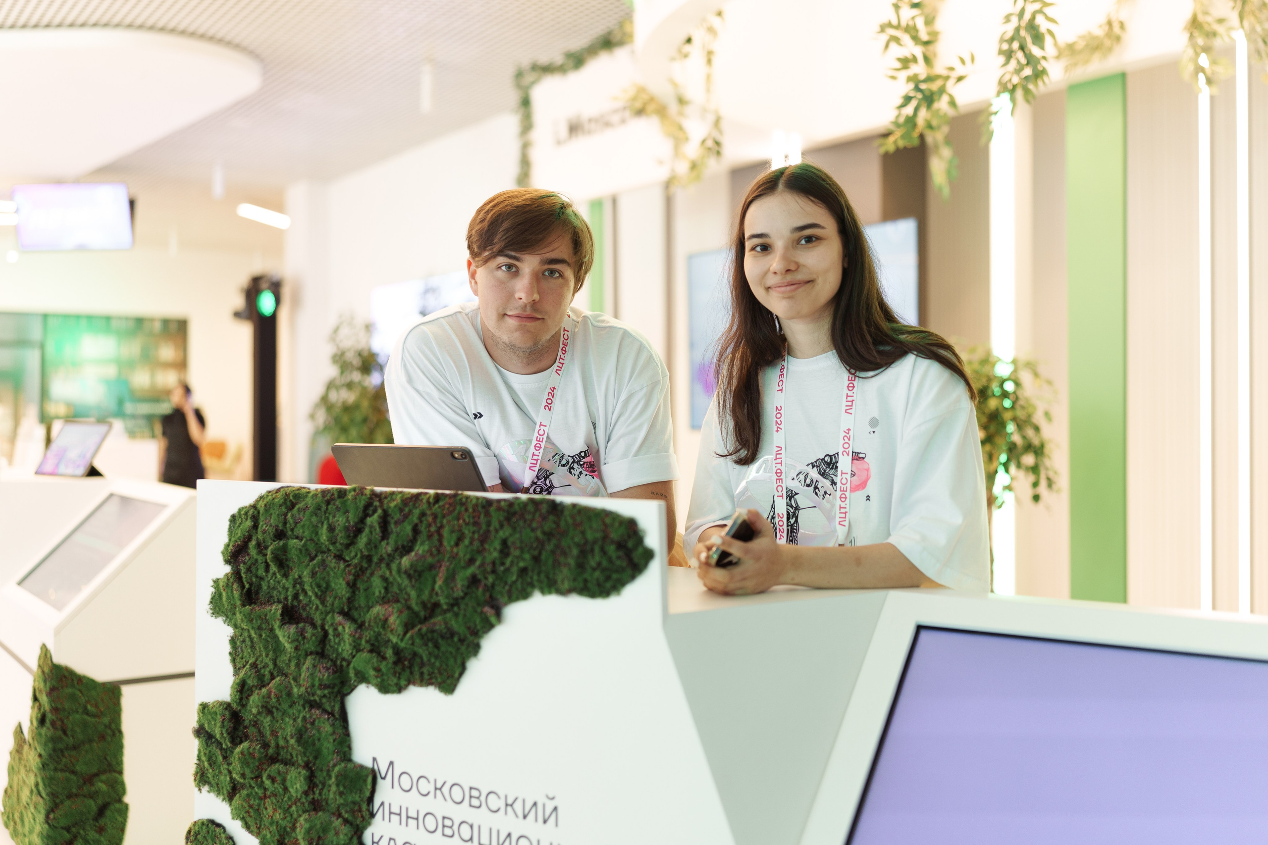 ЛЦТ ФЕСТ 2024 в арт кластере Ломоносов. Свадебные фотосессии в Москве. Фотограф Сергей Ржевский