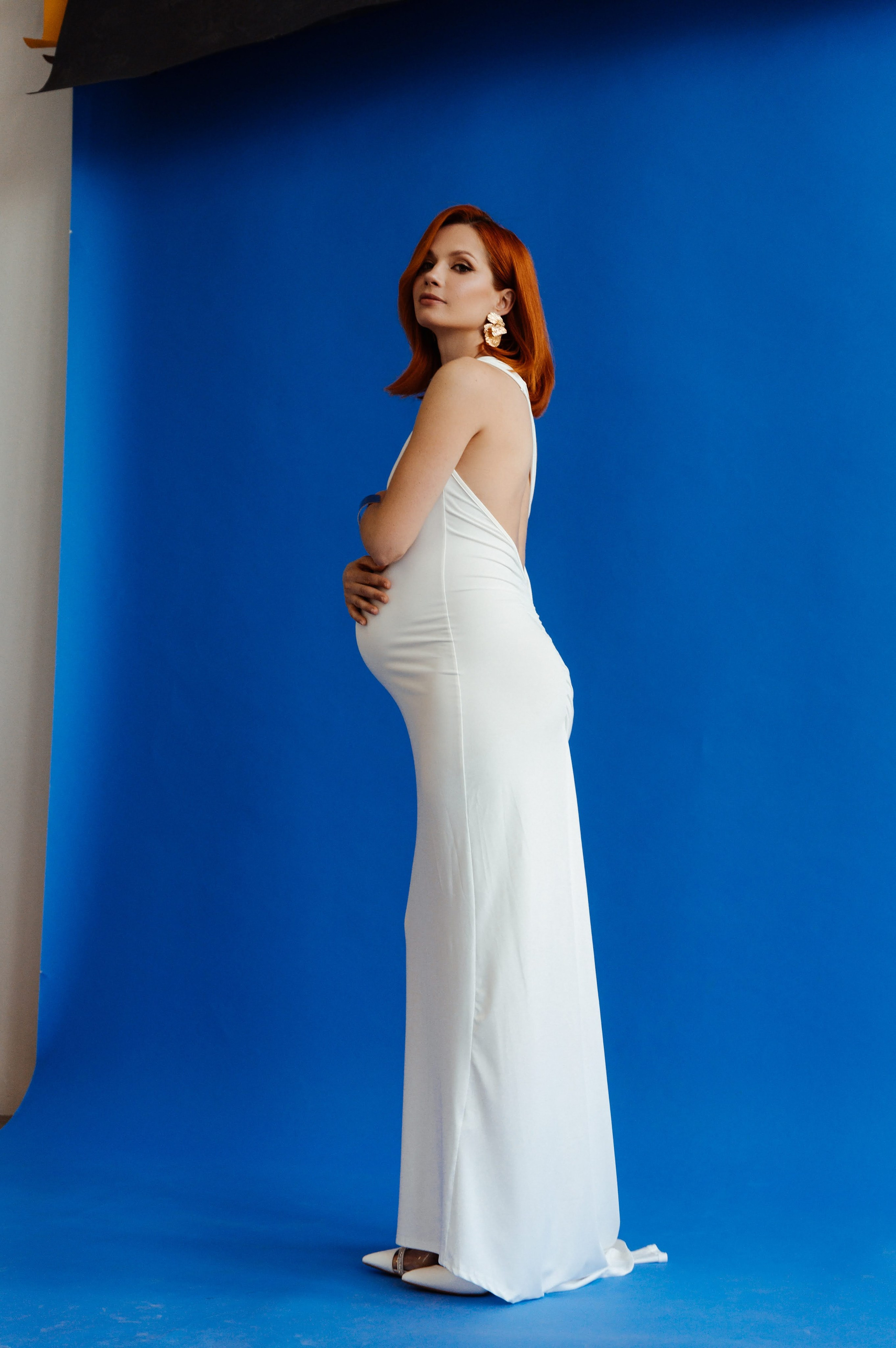 Фотосессия беременности в платьях. Профессиональный фотограф беременности в СПБ. Стильные фотосессии беременности в стиле минимализм и классическая фотография