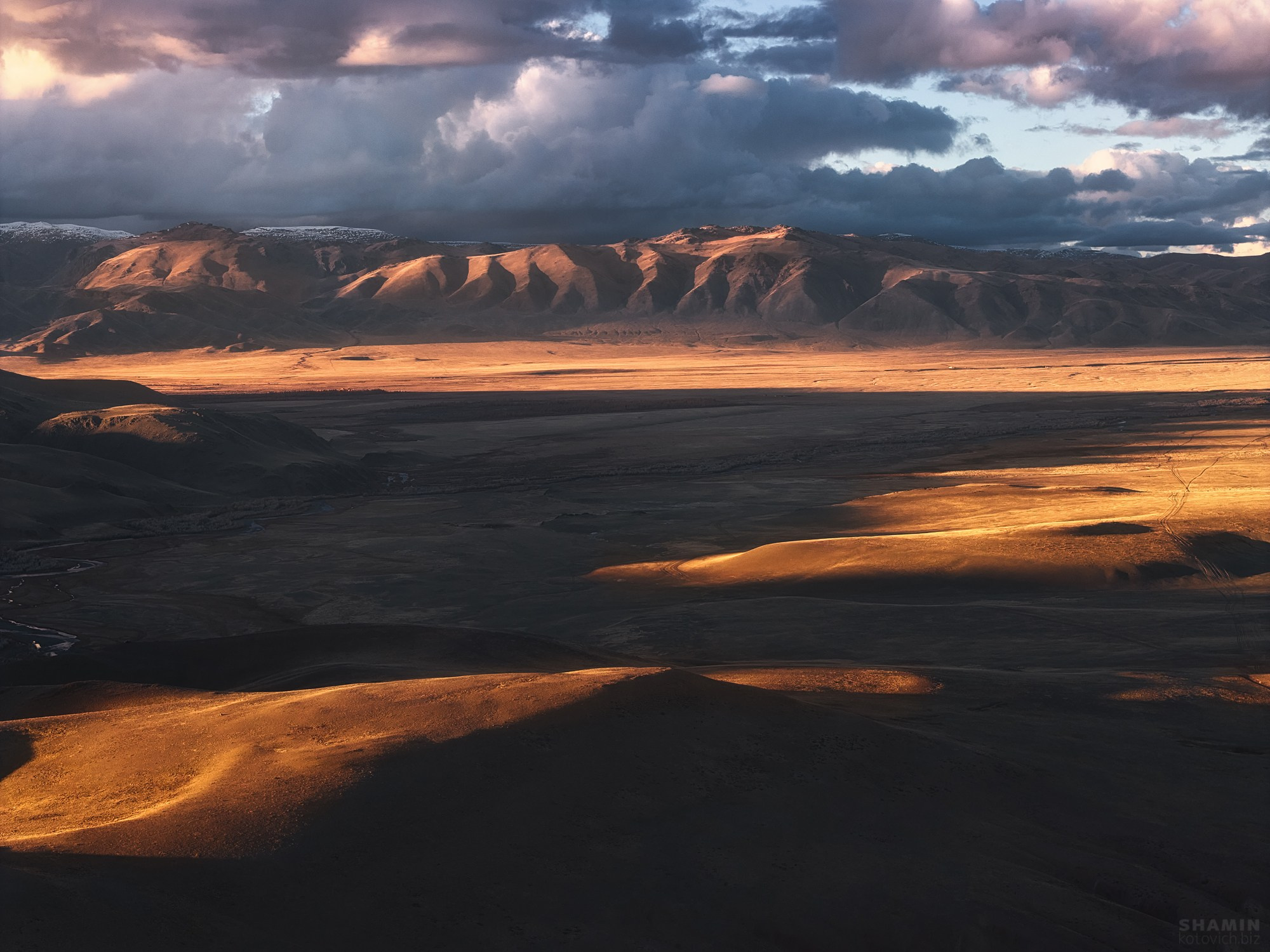 Аэросъёмка пейзажей с дрона — вид с высоты на природу, свет и пространство, запечатлённые в разное время суток.