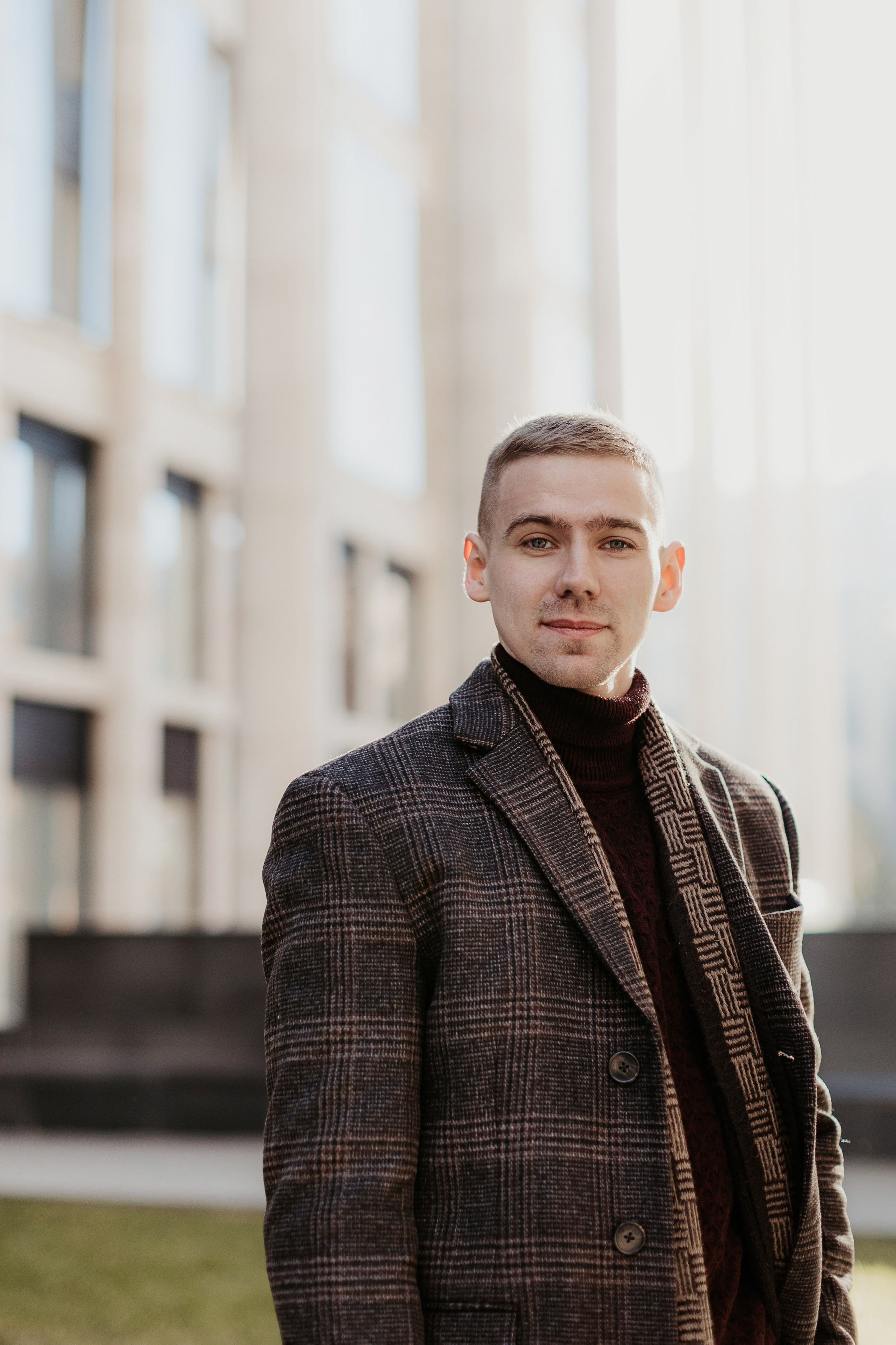 Бизнес-портрет мужчины в клетчатом пальто