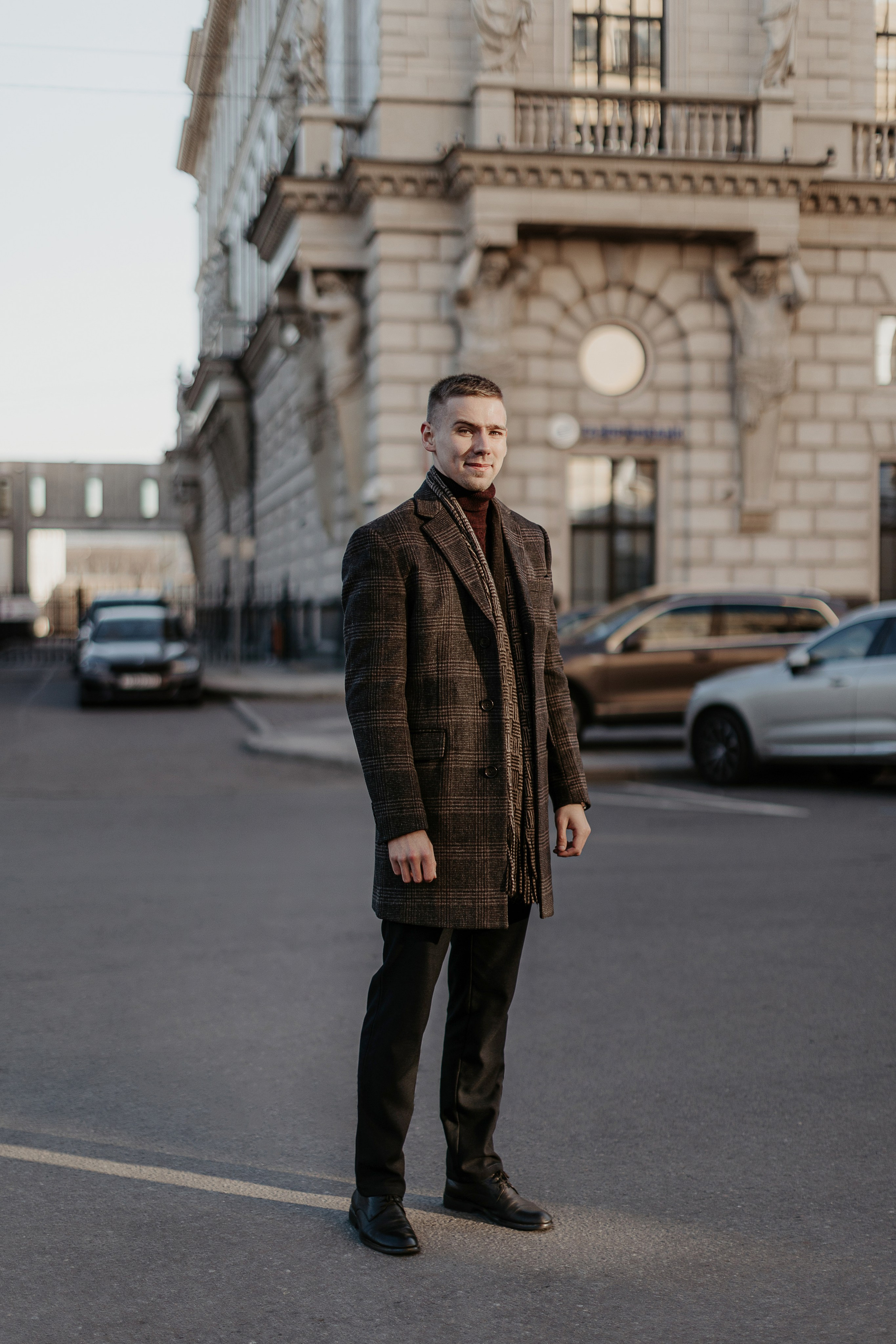 Бизнес-портрет мужчины в бежевом пальто на улице Санкт-Петербурга