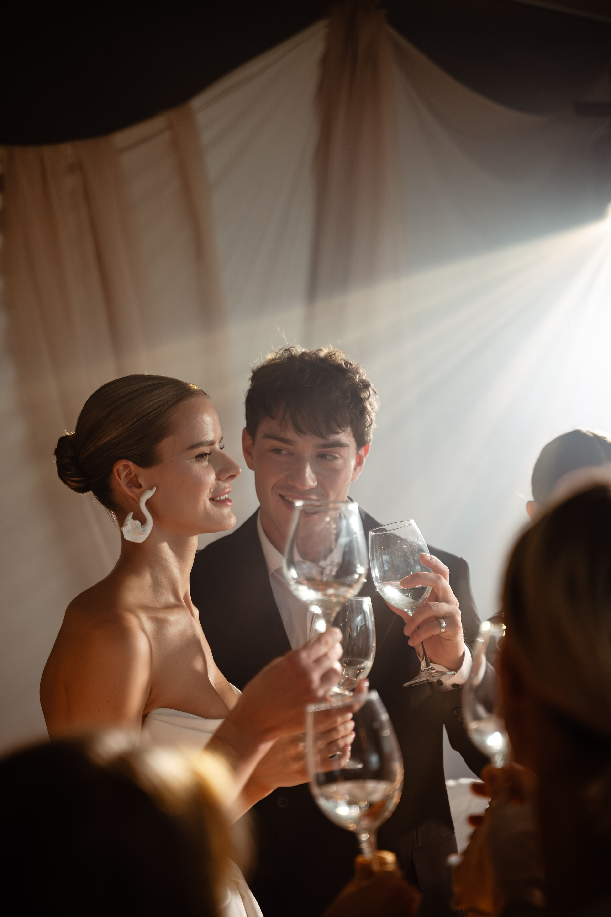 Молодожёны поднимают бокалы с гостями на свадьбе в банкетном зале Отеля Марко Поло