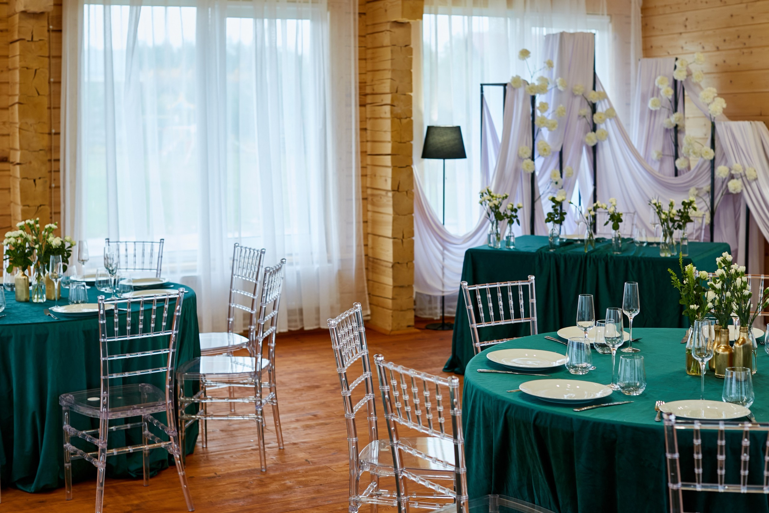 Веранда у воды для свадьбы в эко стиле в Подмосковье