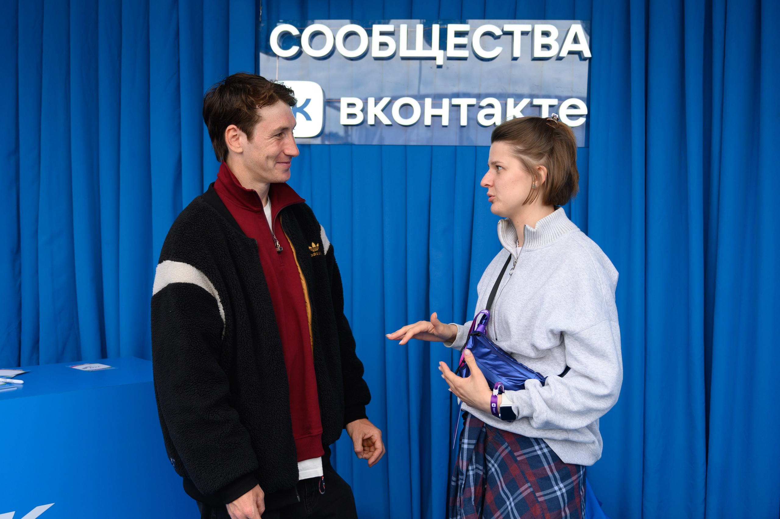 Алексей Клейменов снимает живые эмоции фанатов перед сценой VK Fest 2025 в Казани