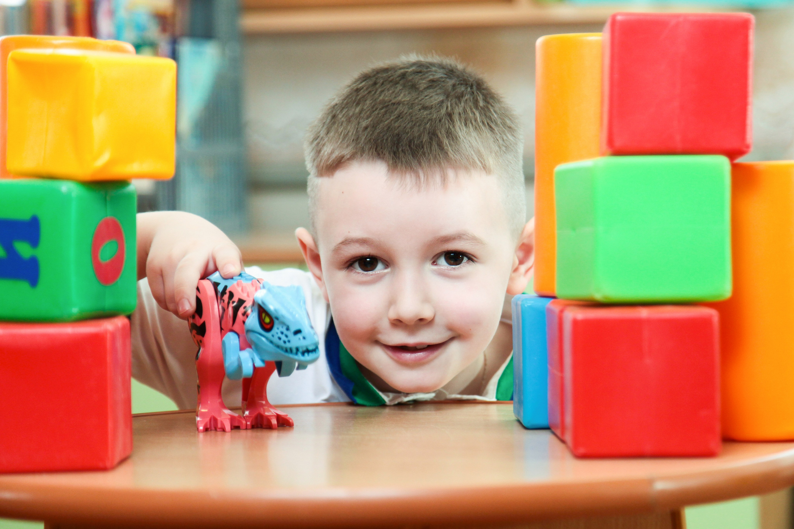Мальчик играет в детском саду во время фотосессии для выпускного альбома